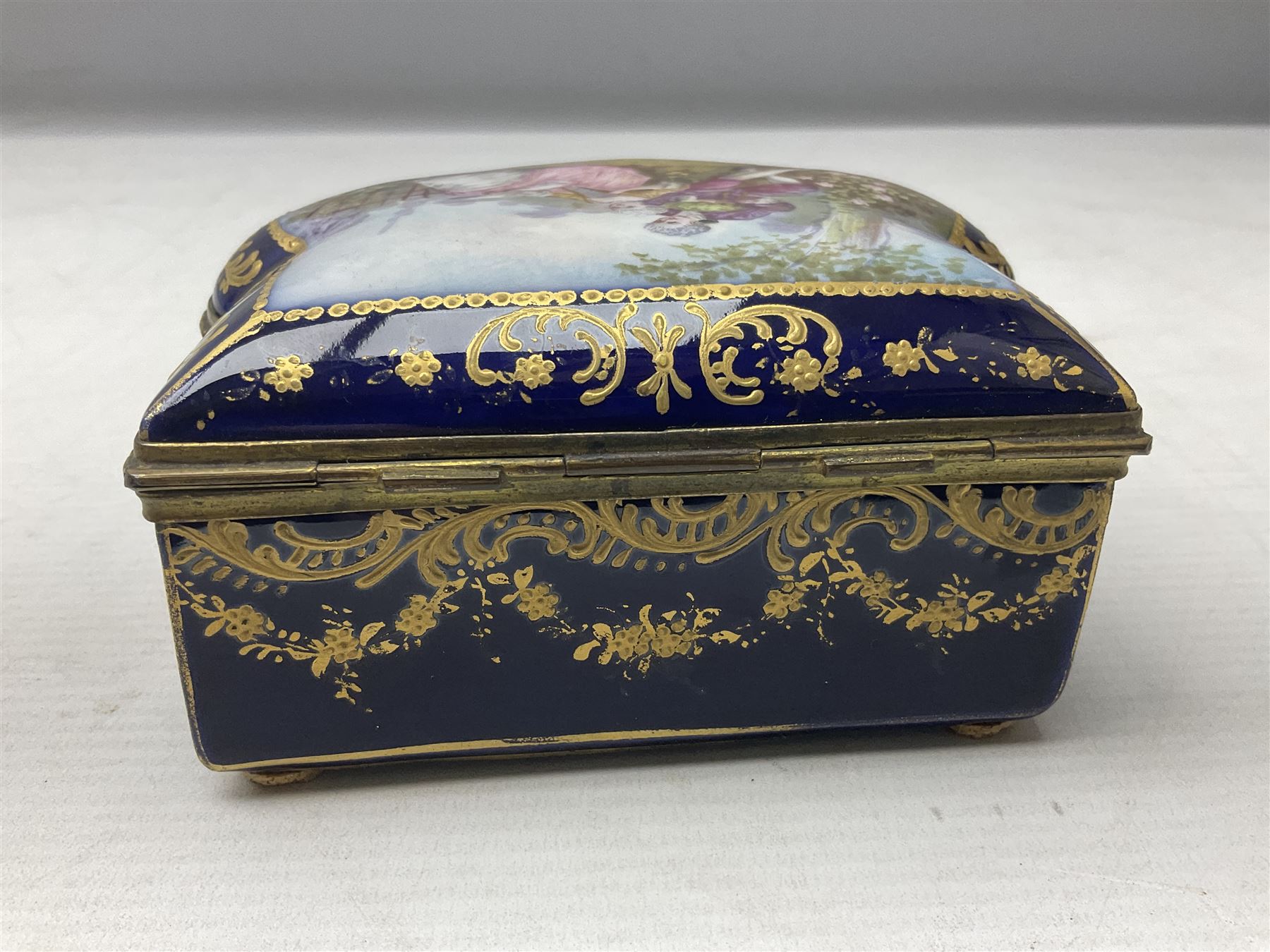 Sevres style late 19th/early 20th century trinket box decorated in the rococo style - Image 5 of 9