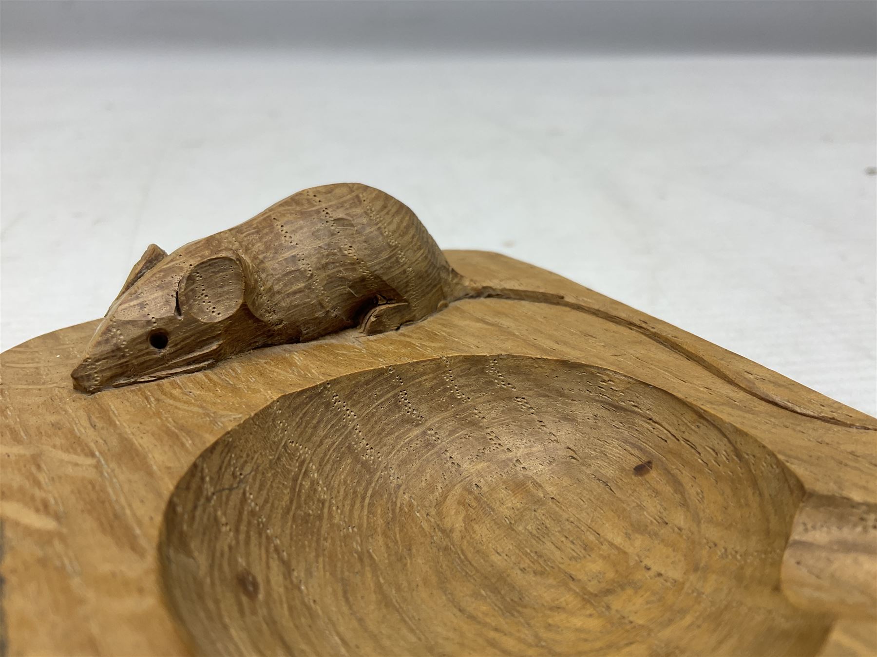 Mouseman oak ashtray - Image 4 of 6
