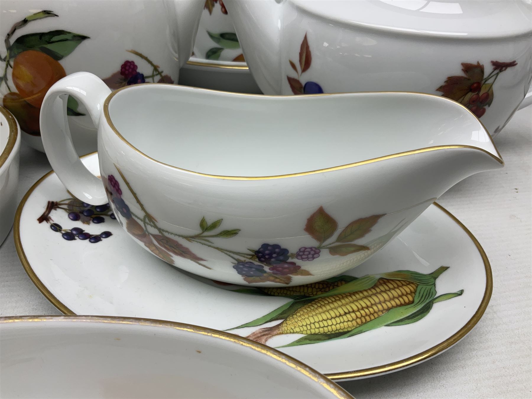 Royal Worcester Evesham pattern tea and dinner wares - Image 19 of 29