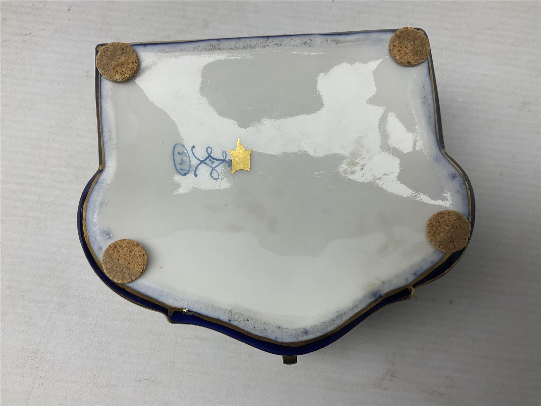 Sevres style late 19th/early 20th century trinket box decorated in the rococo style - Image 9 of 9