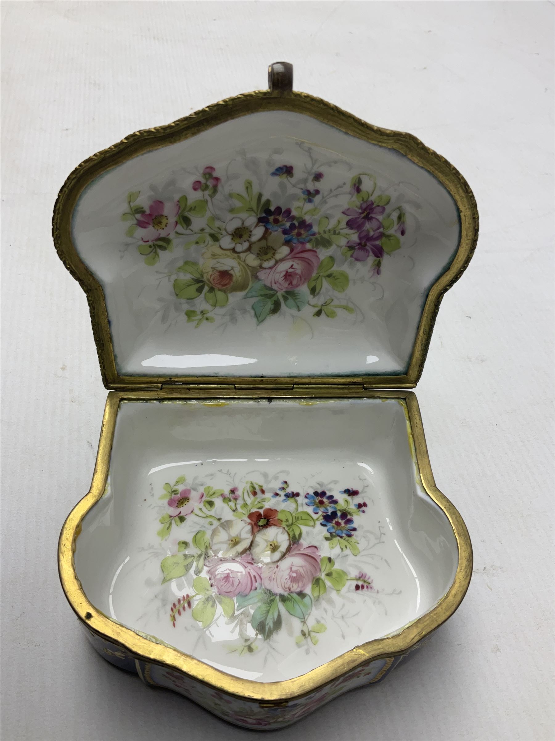 Sevres style late 19th/early 20th century trinket box decorated in the rococo style - Image 6 of 9