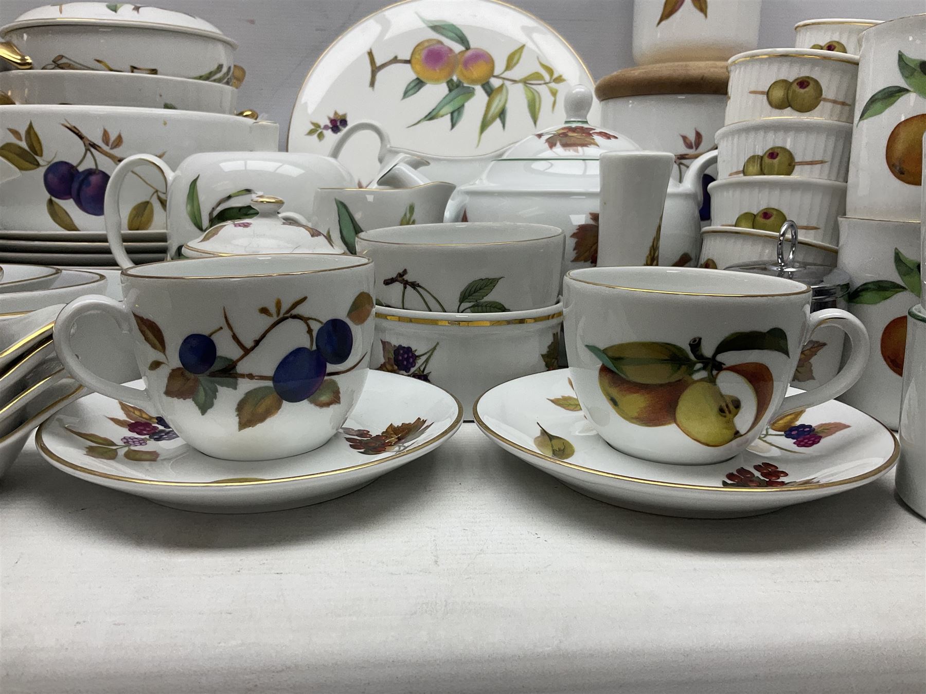 Royal Worcester Evesham pattern tea and dinner wares - Image 2 of 29