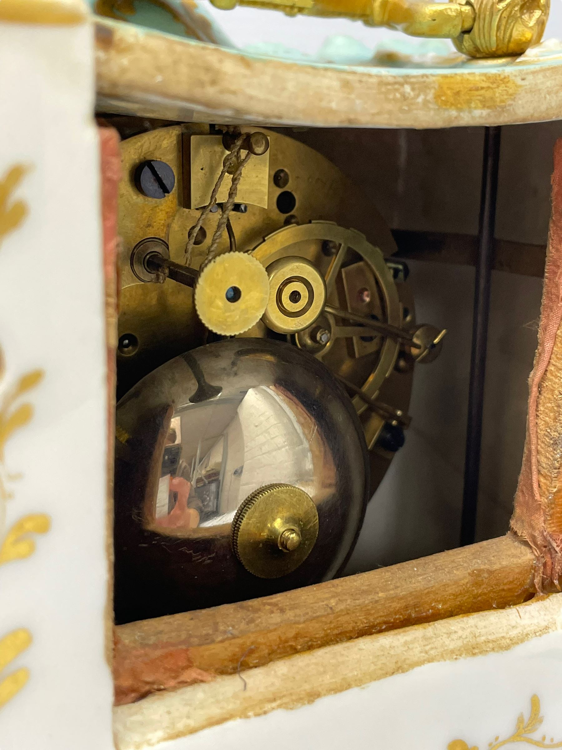 Continental - early 19th century porcelain mantle clock with a French eight-day movement - Image 7 of 8