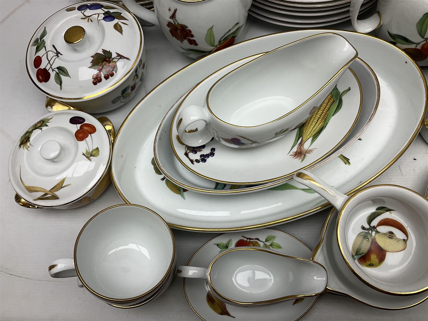 Royal Worcester Evesham pattern tea and dinner wares - Image 5 of 29