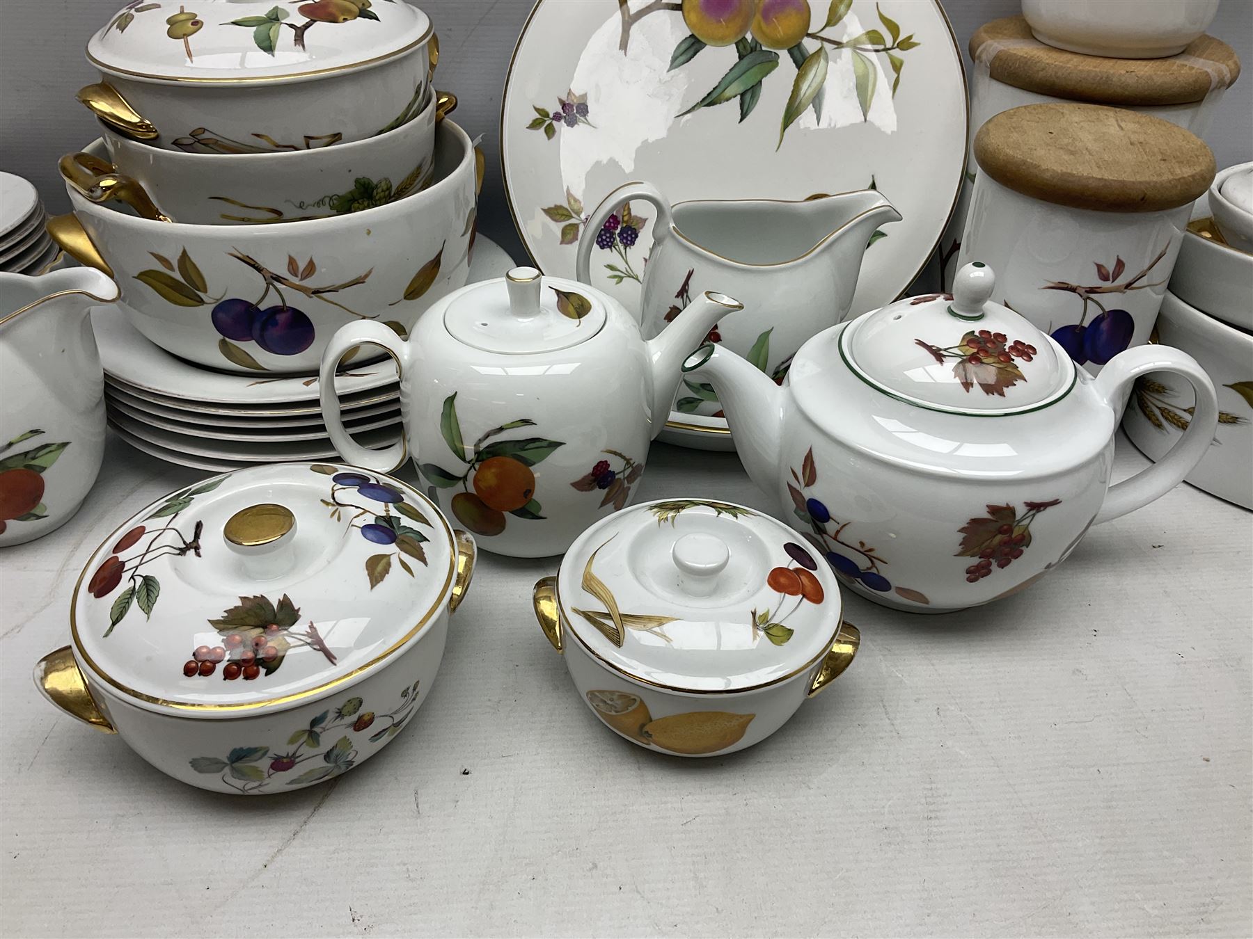 Royal Worcester Evesham pattern tea and dinner wares - Image 20 of 29