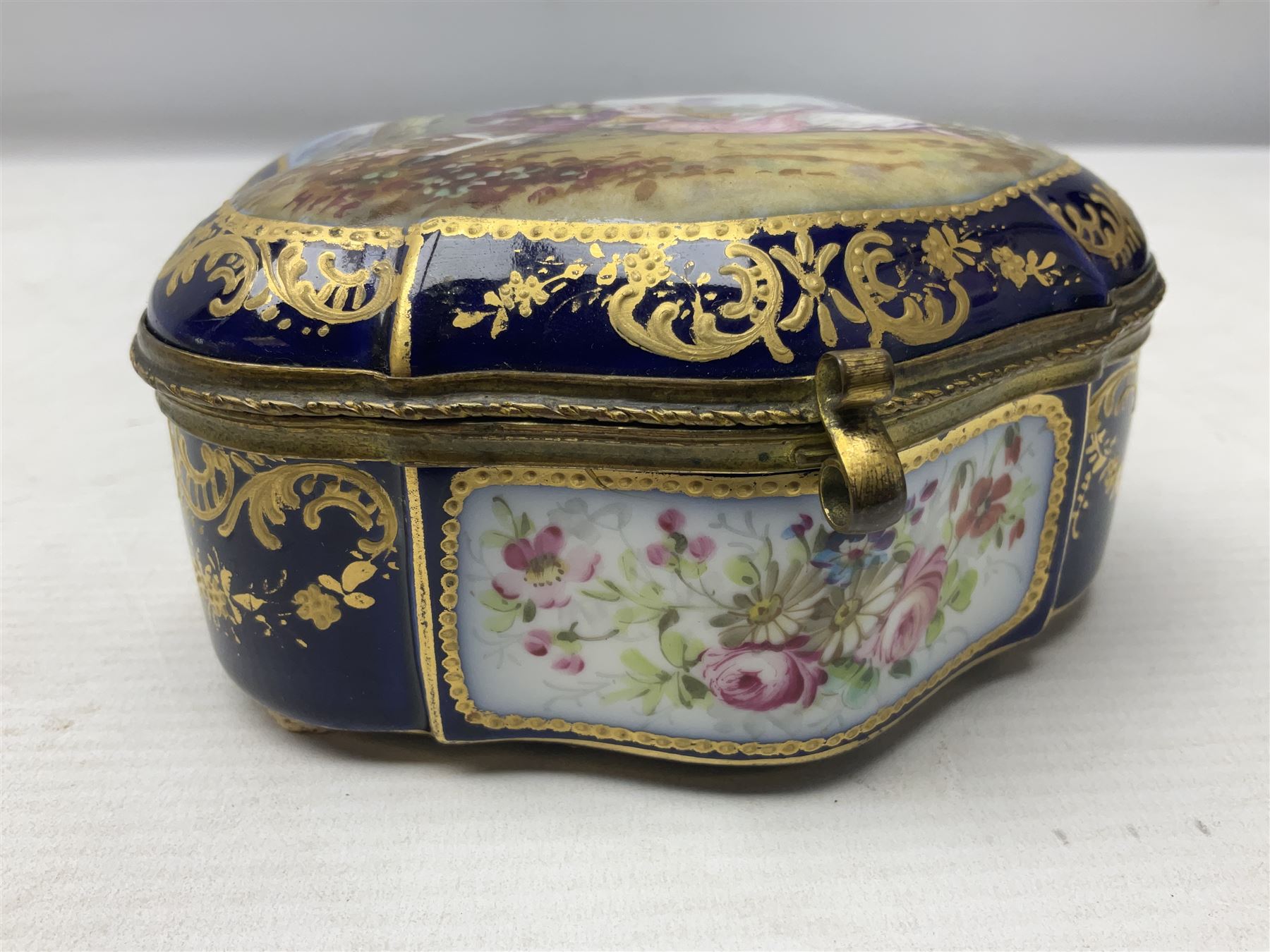 Sevres style late 19th/early 20th century trinket box decorated in the rococo style - Image 3 of 9