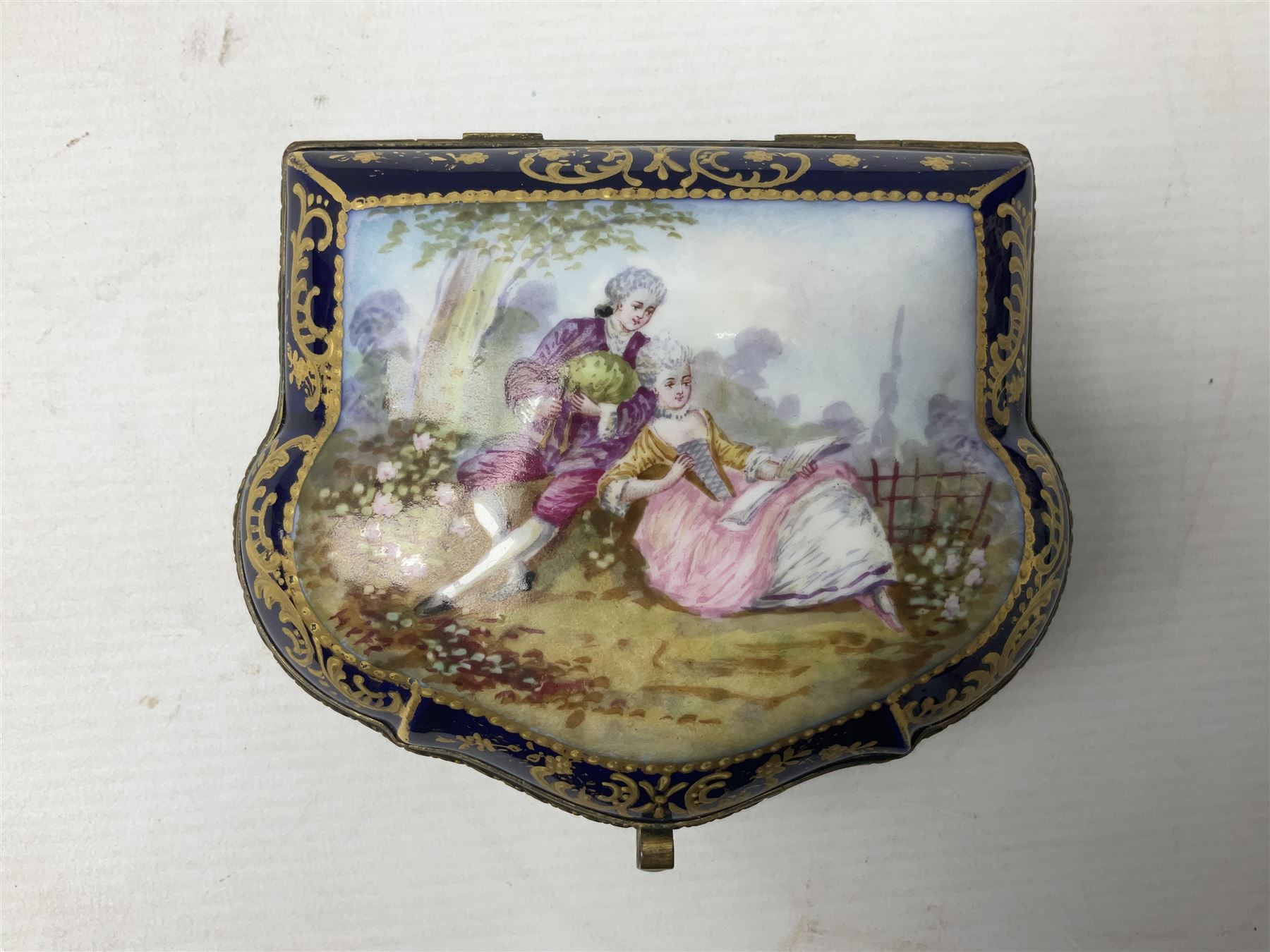 Sevres style late 19th/early 20th century trinket box decorated in the rococo style - Image 2 of 9