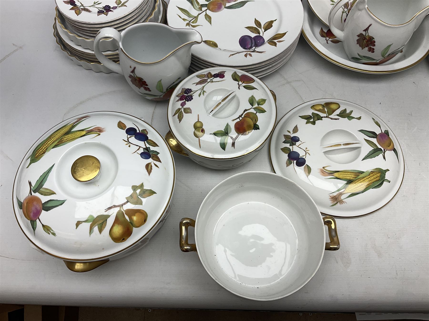 Royal Worcester Evesham pattern tea and dinner wares - Image 21 of 29