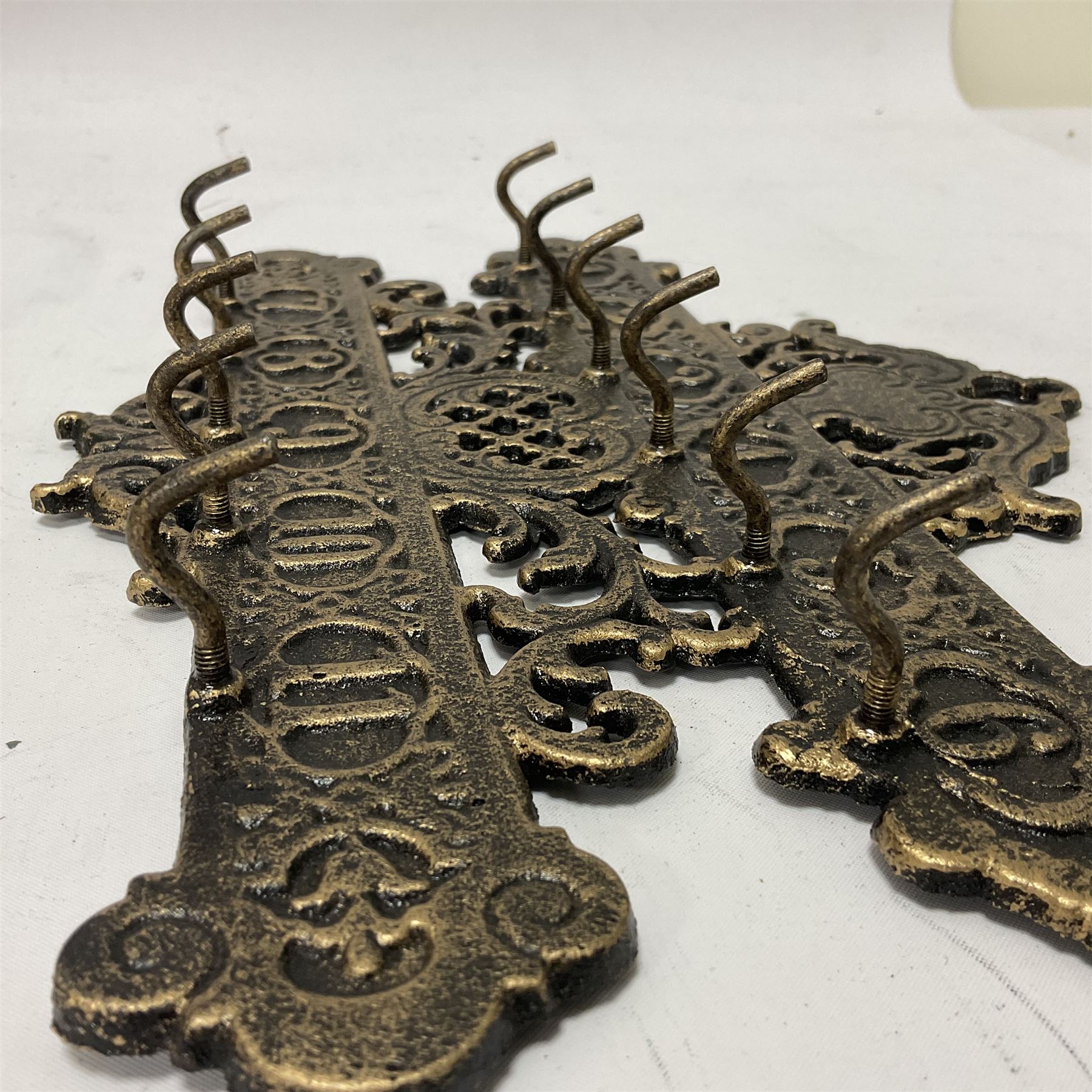 Bronzed cast metal numbered key rack of pierced and scrolled design - Image 4 of 6