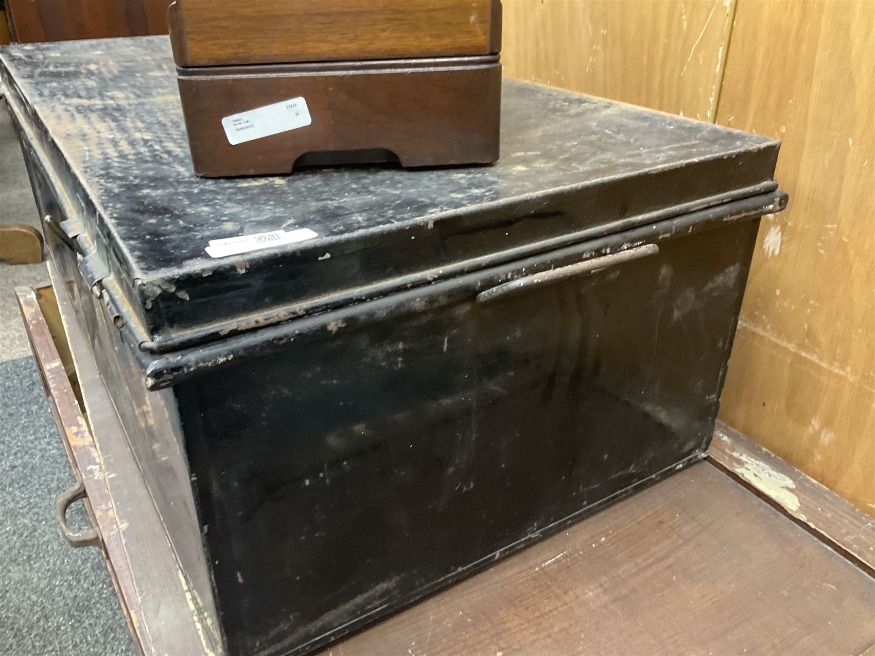 Black painted metal twin handled box / chest - Image 3 of 6
