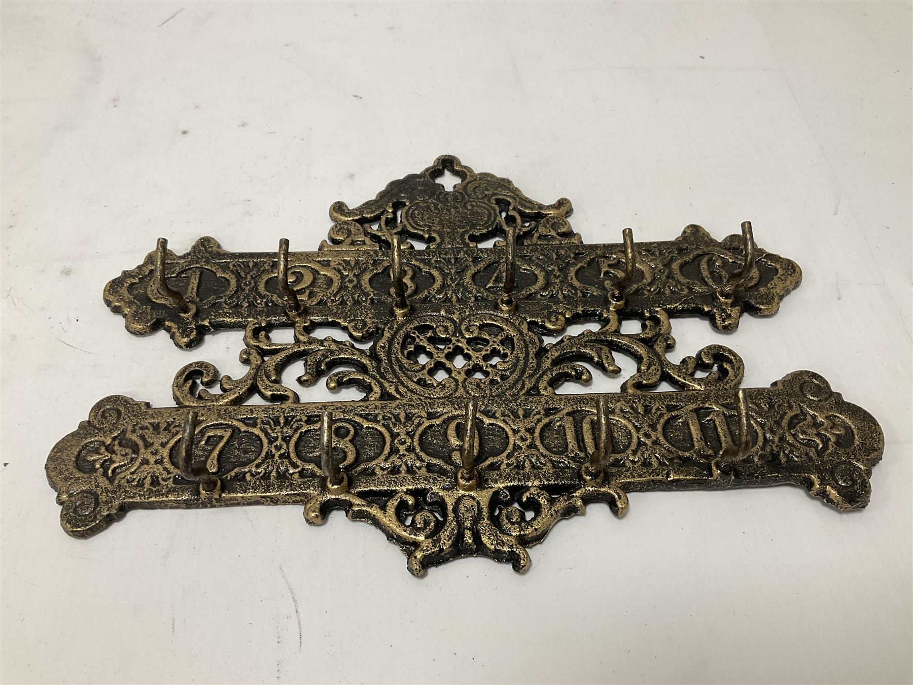 Bronzed cast metal numbered key rack of pierced and scrolled design - Image 3 of 6