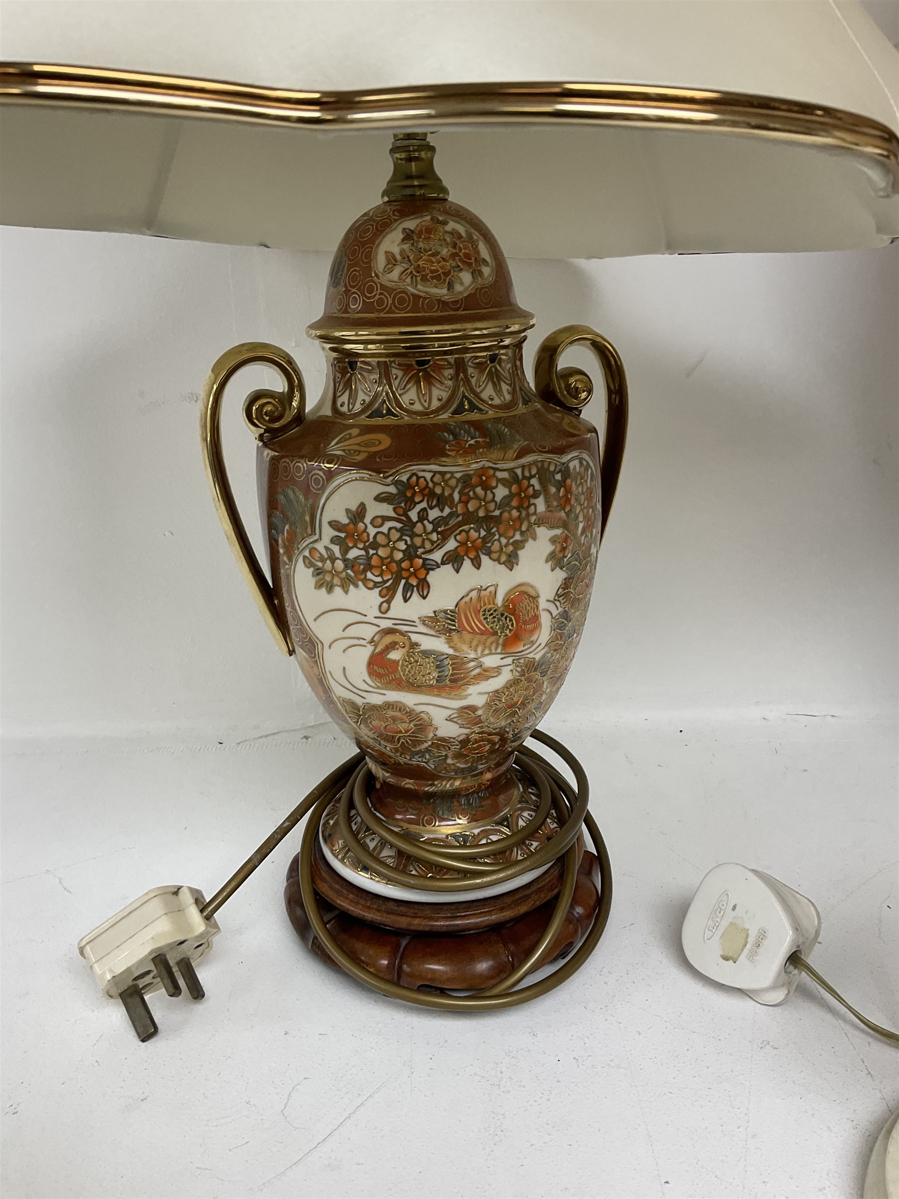 Three table lamps to include oriental style ceramic example - Image 4 of 5