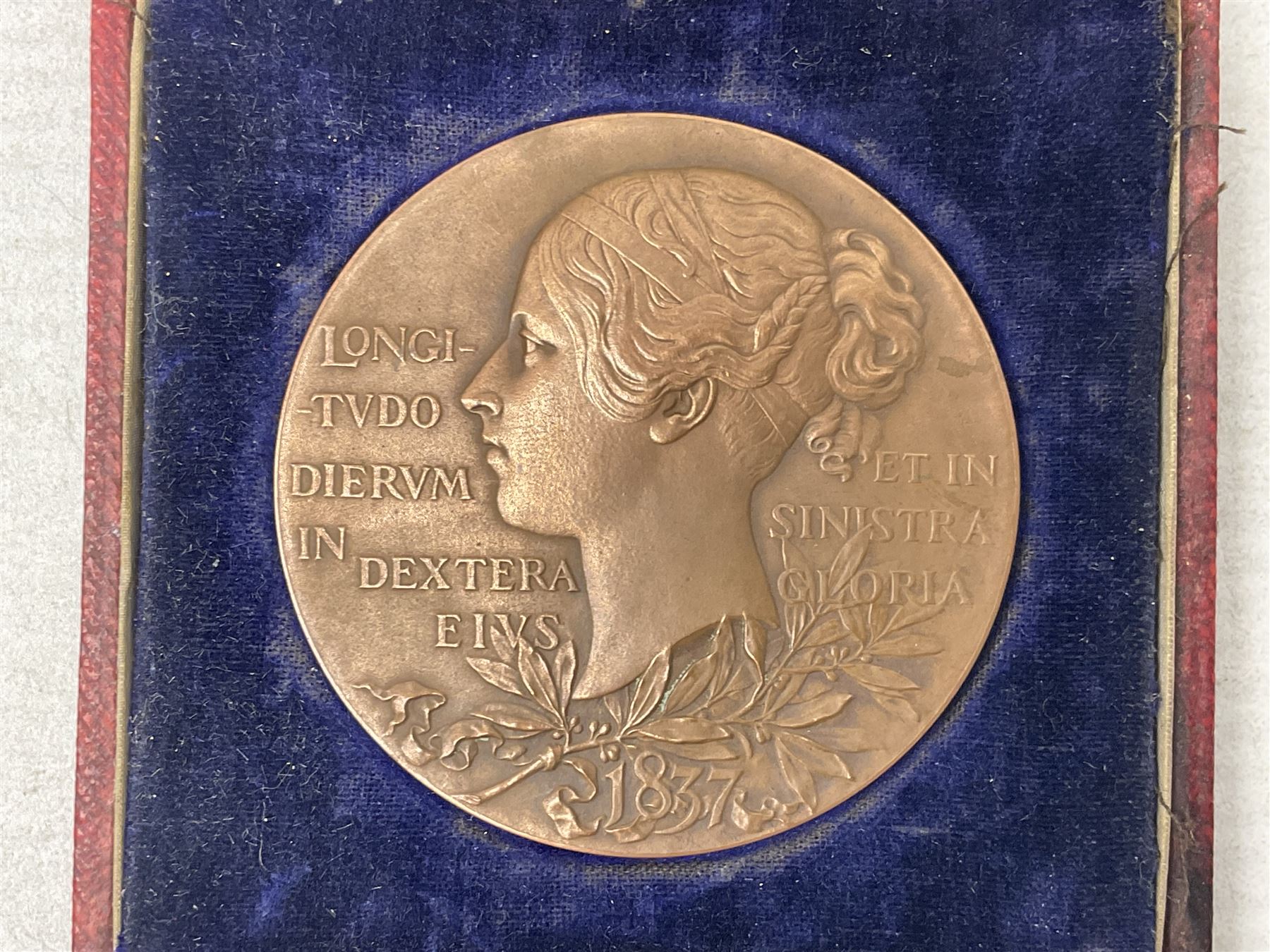 Queen Victoria 1837-1897 commemorative bronze medallion - Image 5 of 6