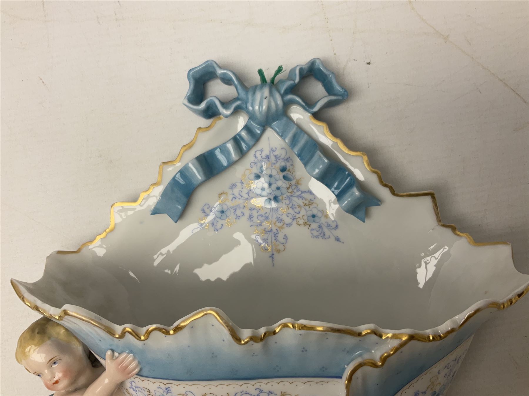 Continental wall pocket applied with two putti and ribbons and decorated with blue and gilt flowers - Image 4 of 7
