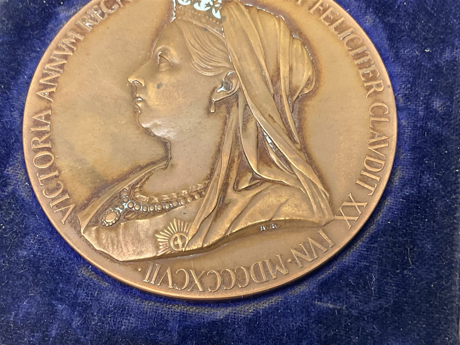 Queen Victoria 1837-1897 commemorative bronze medallion - Image 4 of 6