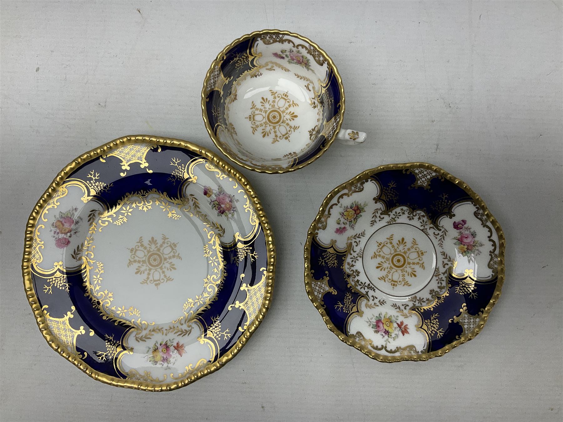 Coalport cobalt blue batwing pattern teacup trio - Image 4 of 12