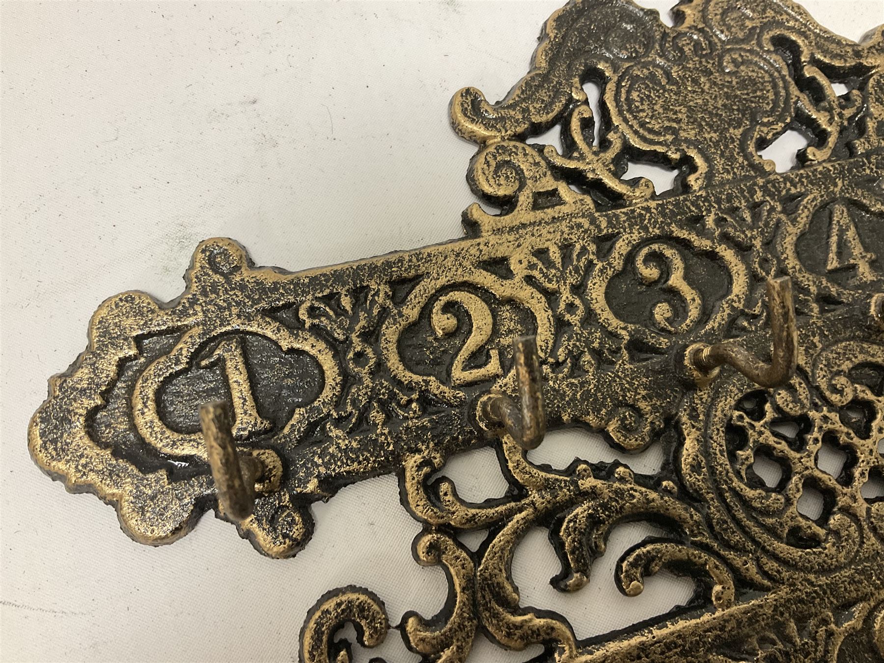 Bronzed cast metal numbered key rack of pierced and scrolled design - Image 5 of 6