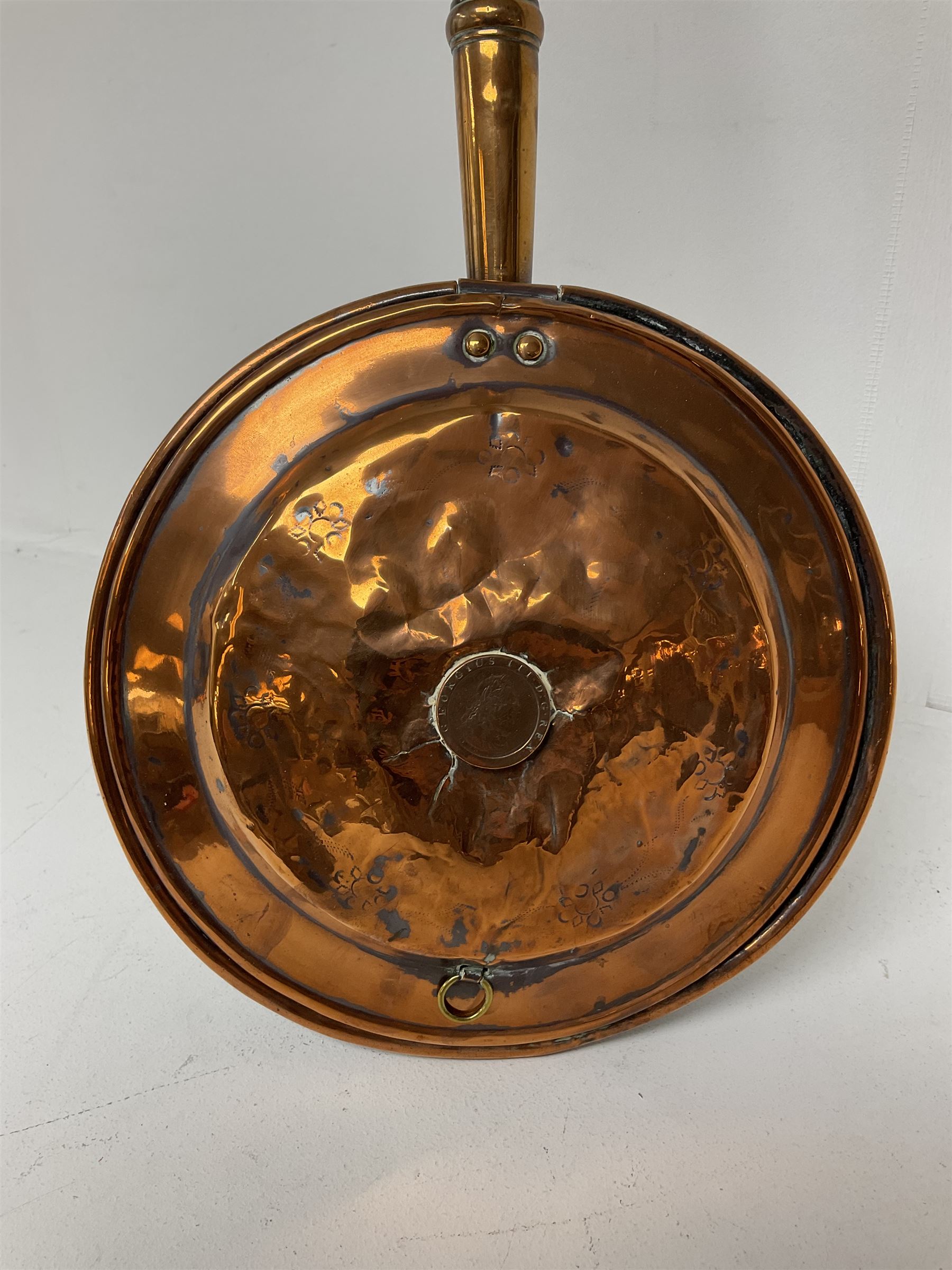 Copper bed pan with George cartwheel penny coin motif - Image 2 of 2