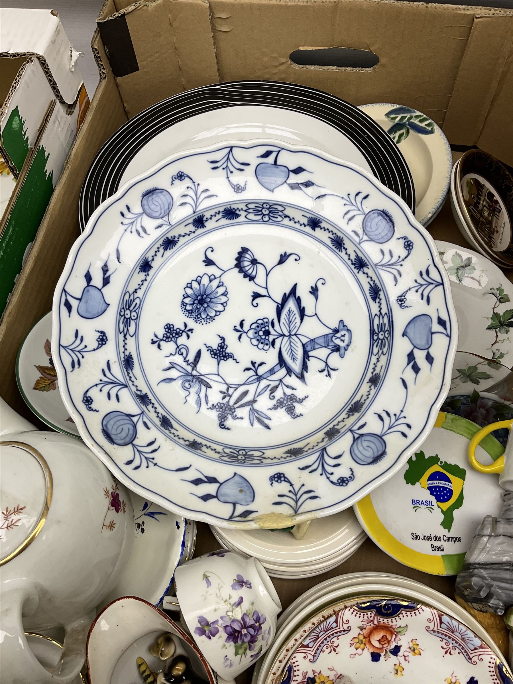 Collection of ceramics in four boxes to include two Meissen onion pattern blue and white plates - Image 3 of 8