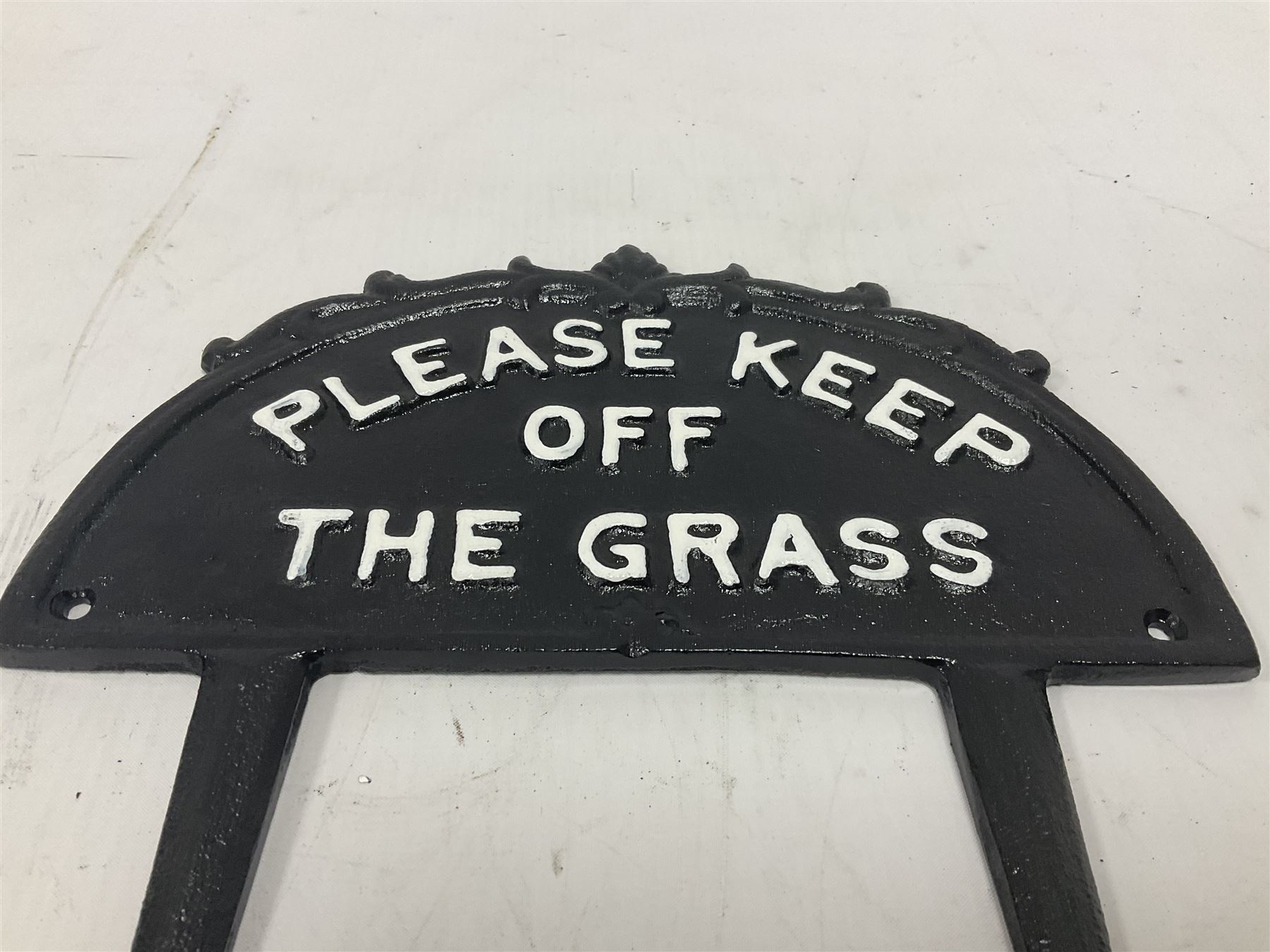 Please Keep Off the Grass cast iron sign - Image 3 of 4