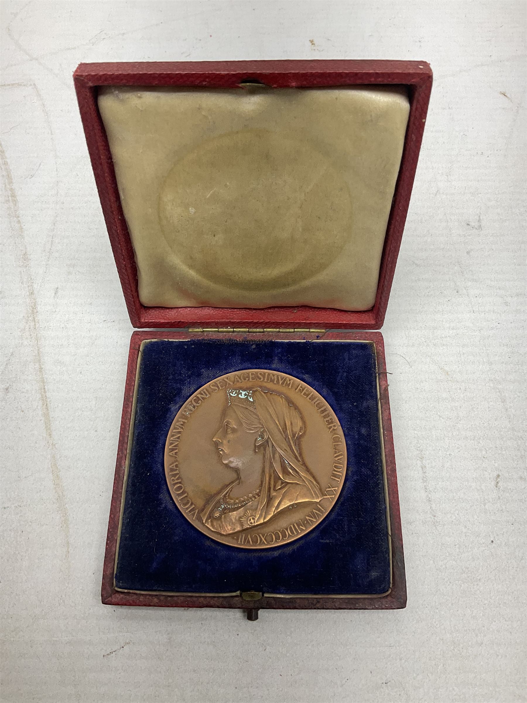 Queen Victoria 1837-1897 commemorative bronze medallion - Image 2 of 6