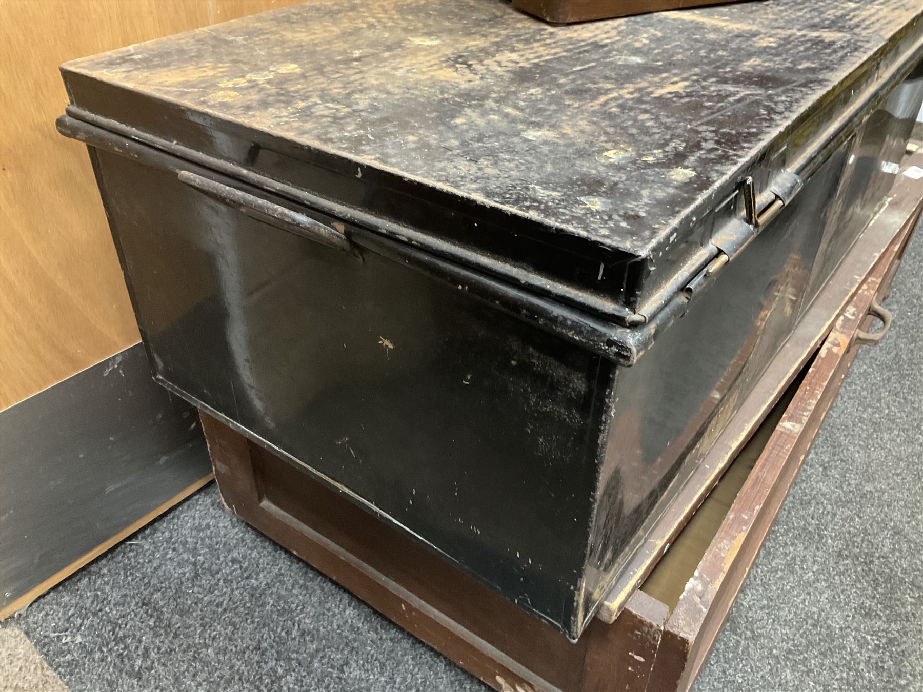 Black painted metal twin handled box / chest - Image 4 of 6