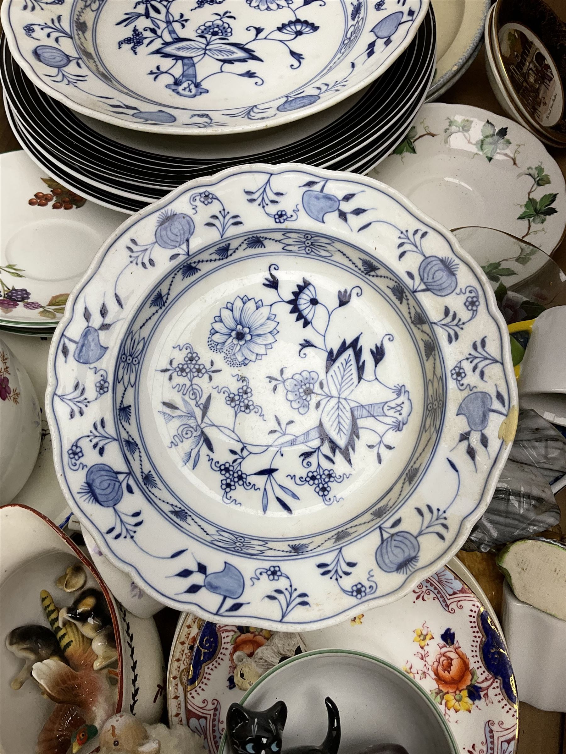 Collection of ceramics in four boxes to include two Meissen onion pattern blue and white plates - Image 6 of 8