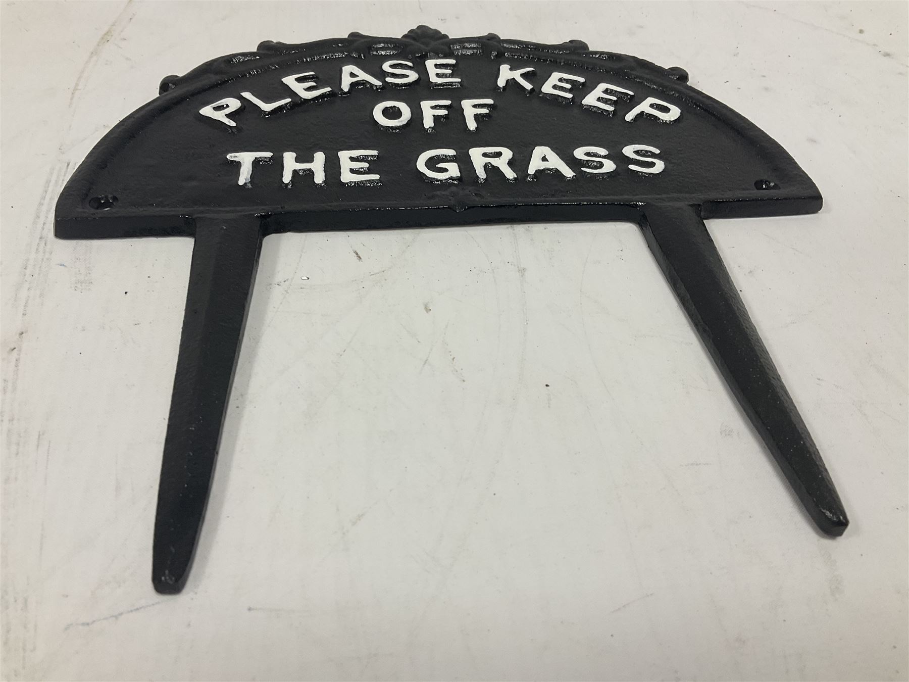 Please Keep Off the Grass cast iron sign - Image 2 of 4