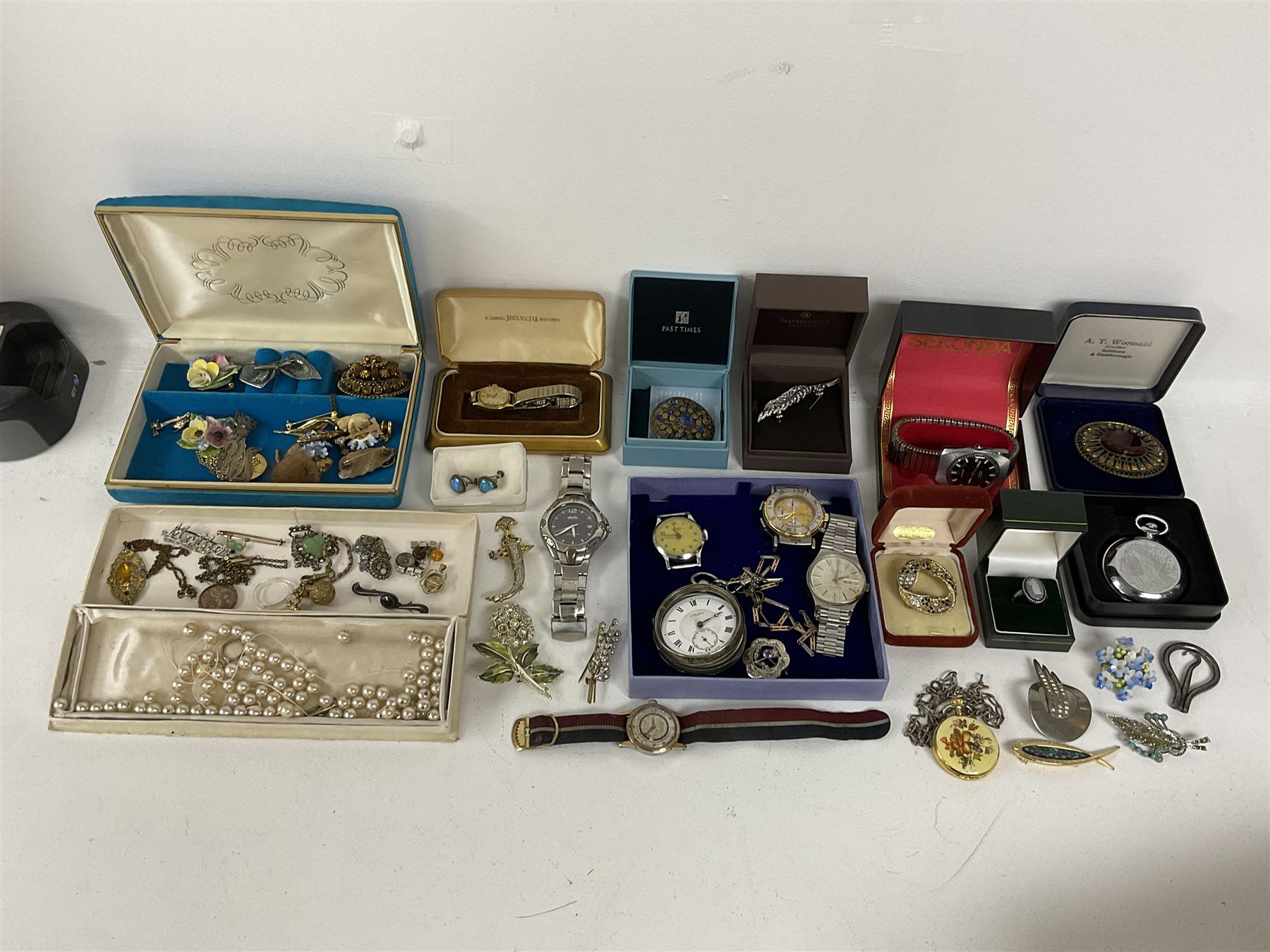 Collection of silver and costume jewellery including rings - Image 4 of 5