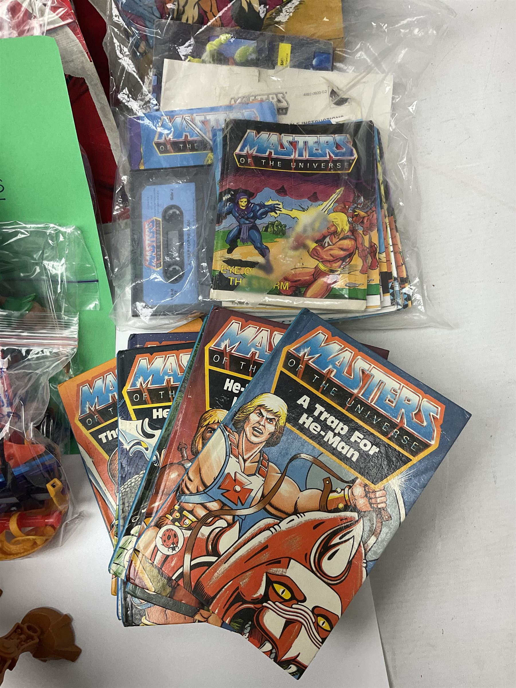 Thirty-one Masters of the Universe He-Man figures re-bagged on original backing cards; two others l - Image 6 of 19