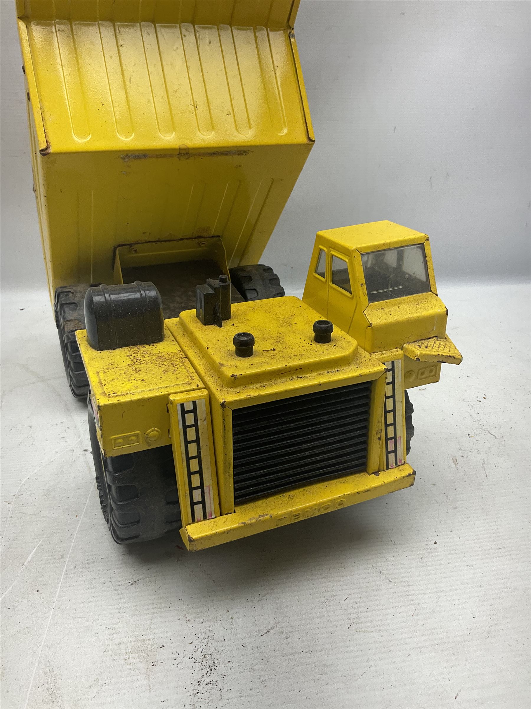 Tonka - five large scale pressed steel vehicles comprising Cement Mixer - Image 16 of 17