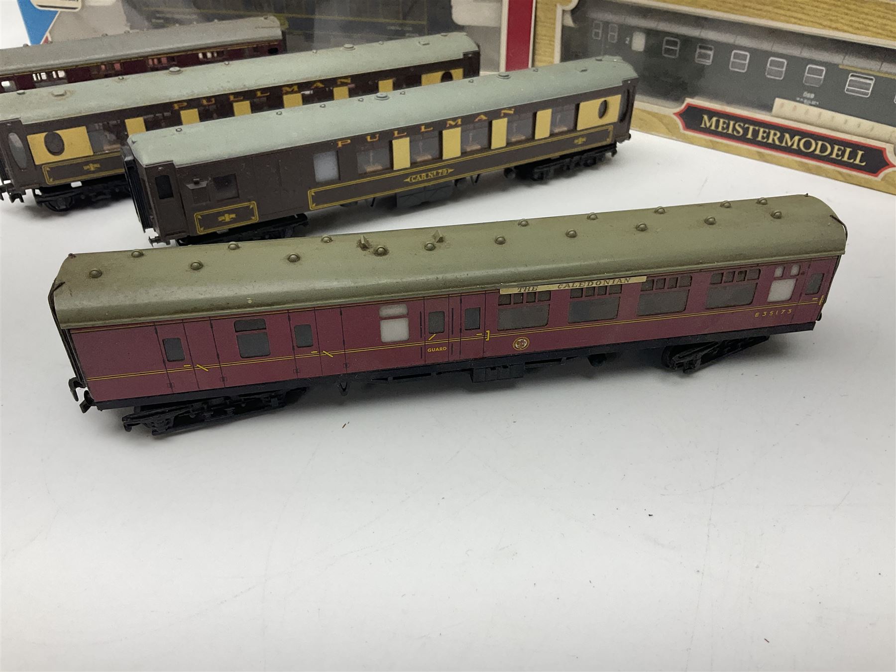 '00' gauge - four boxed and seven unboxed passenger coaches by Hornby Dublo - Image 9 of 12