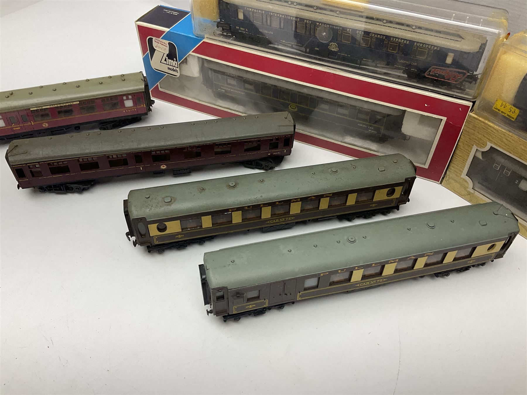 '00' gauge - four boxed and seven unboxed passenger coaches by Hornby Dublo - Image 8 of 12