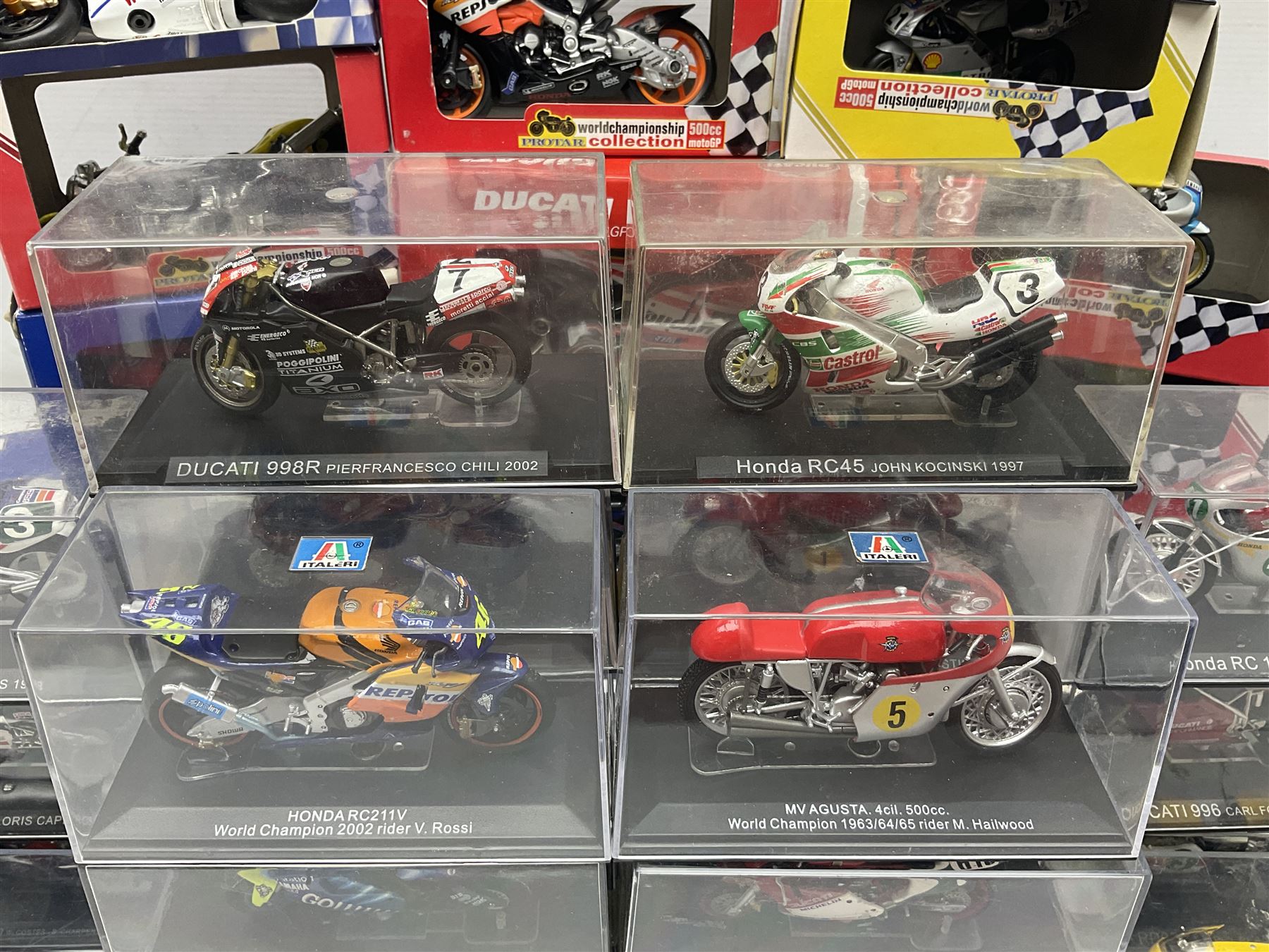 Fifty-one die-cast models of motorcycles by Maisto - Image 8 of 18