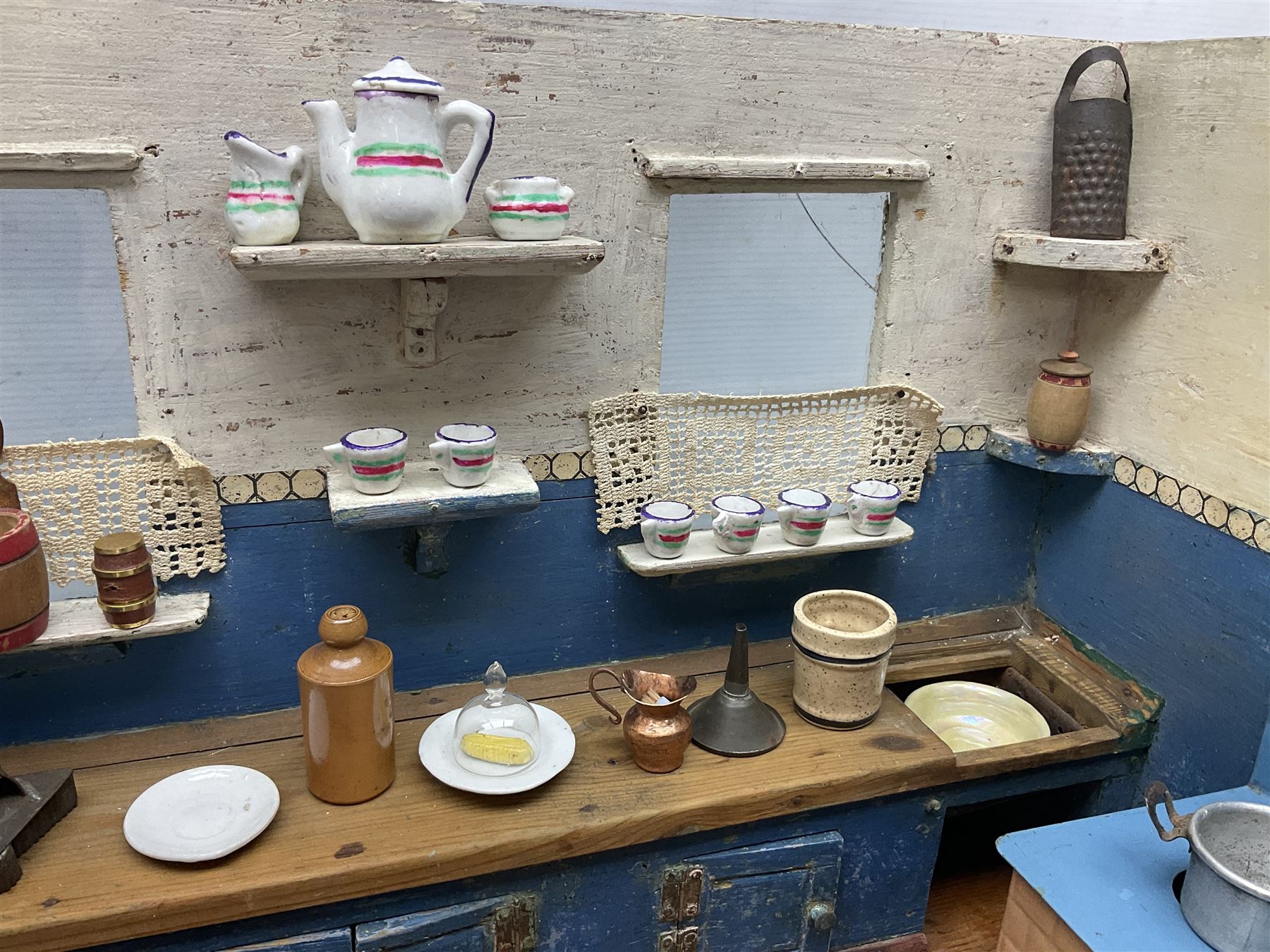 Late Victorian German white and blue painted pine diorama of a kitchen interior - Image 3 of 12