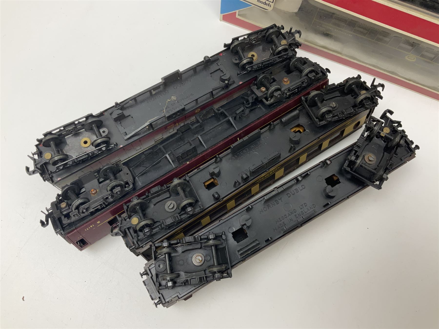 '00' gauge - four boxed and seven unboxed passenger coaches by Hornby Dublo - Image 10 of 12