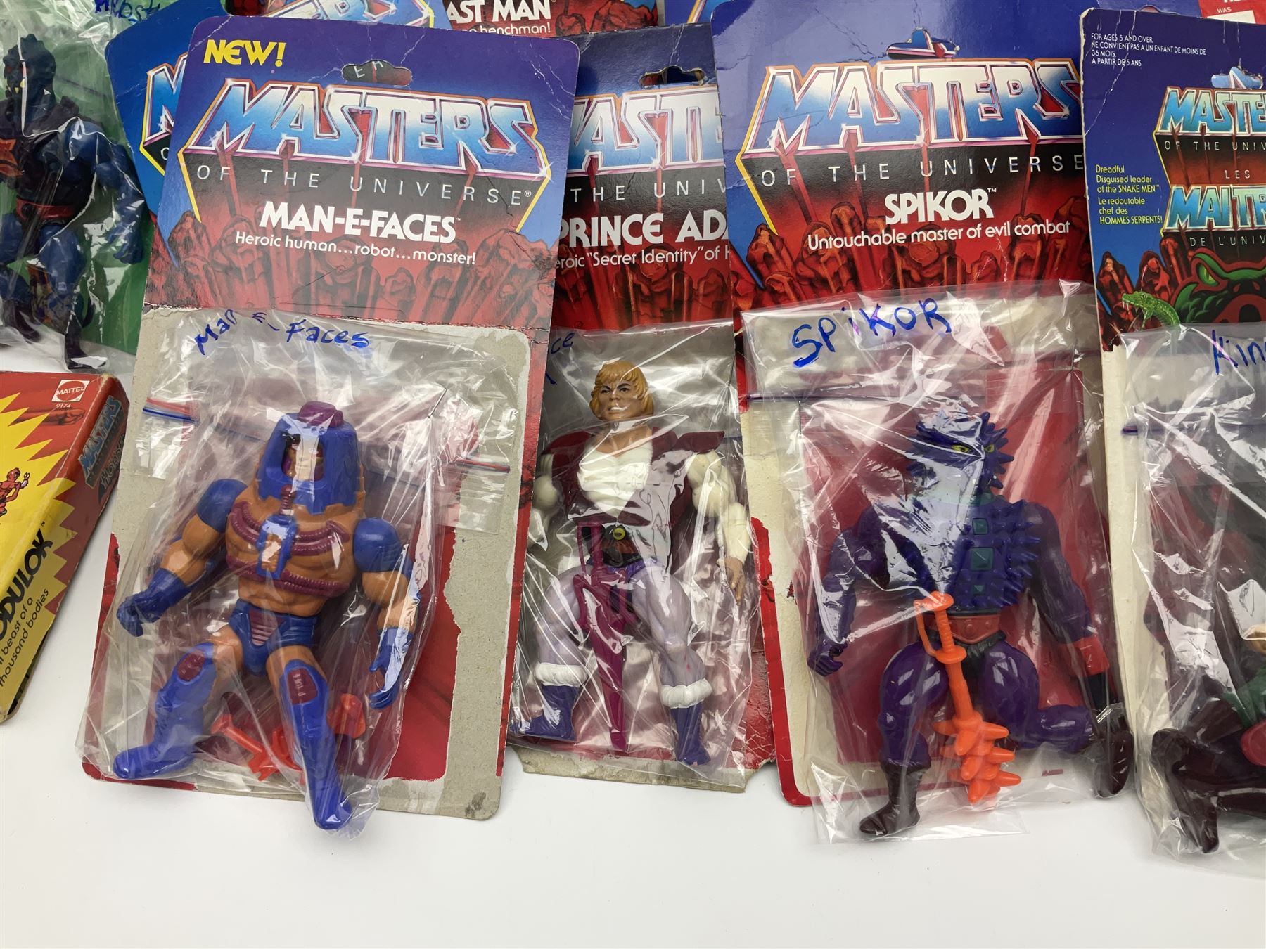 Thirty-one Masters of the Universe He-Man figures re-bagged on original backing cards; two others l - Image 9 of 19
