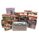 Hornby '00' gauge - nineteen Skaledale trackside buildings/accessories including R8542 Holly Farm Wo