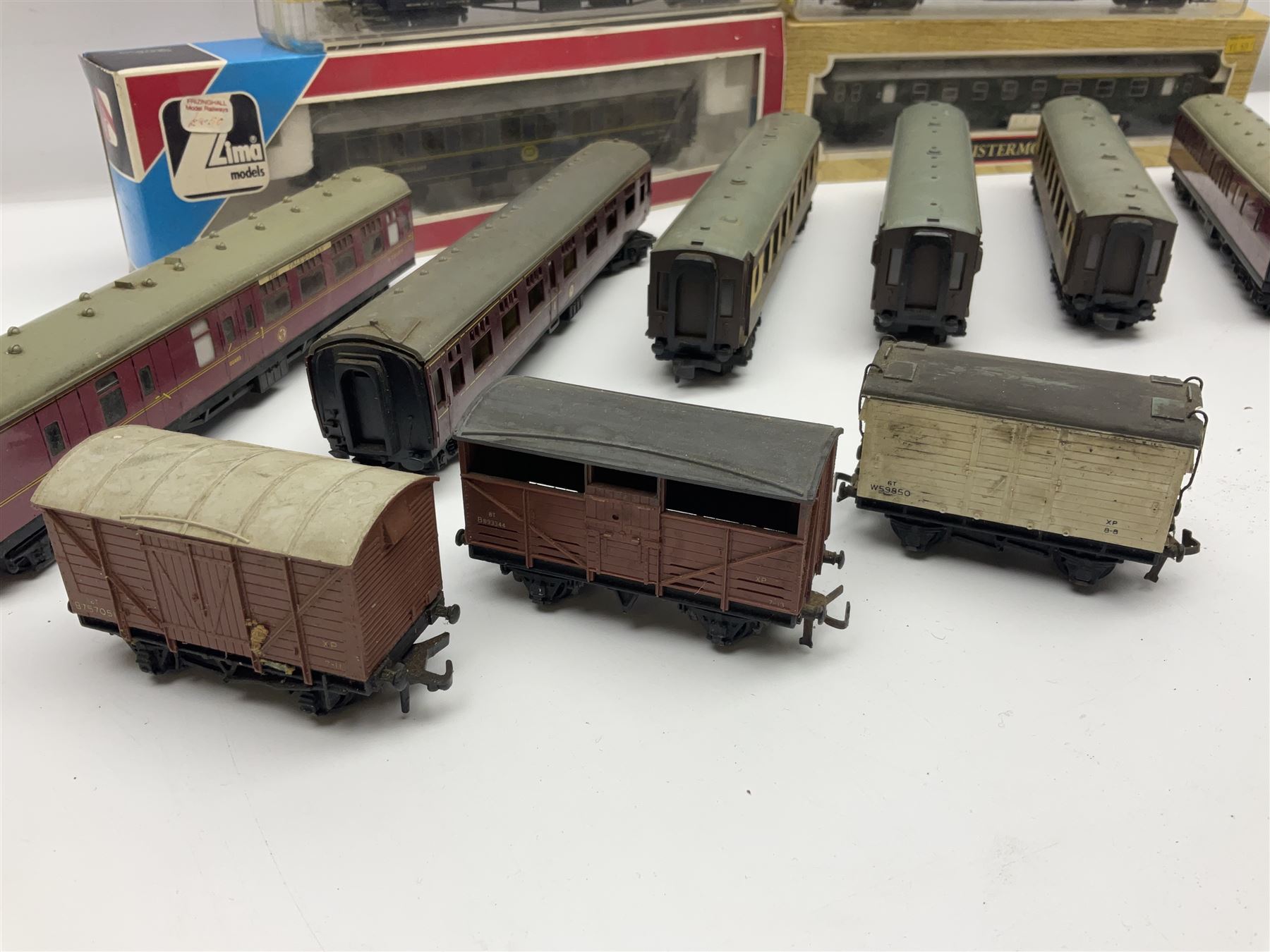 '00' gauge - four boxed and seven unboxed passenger coaches by Hornby Dublo - Image 4 of 12