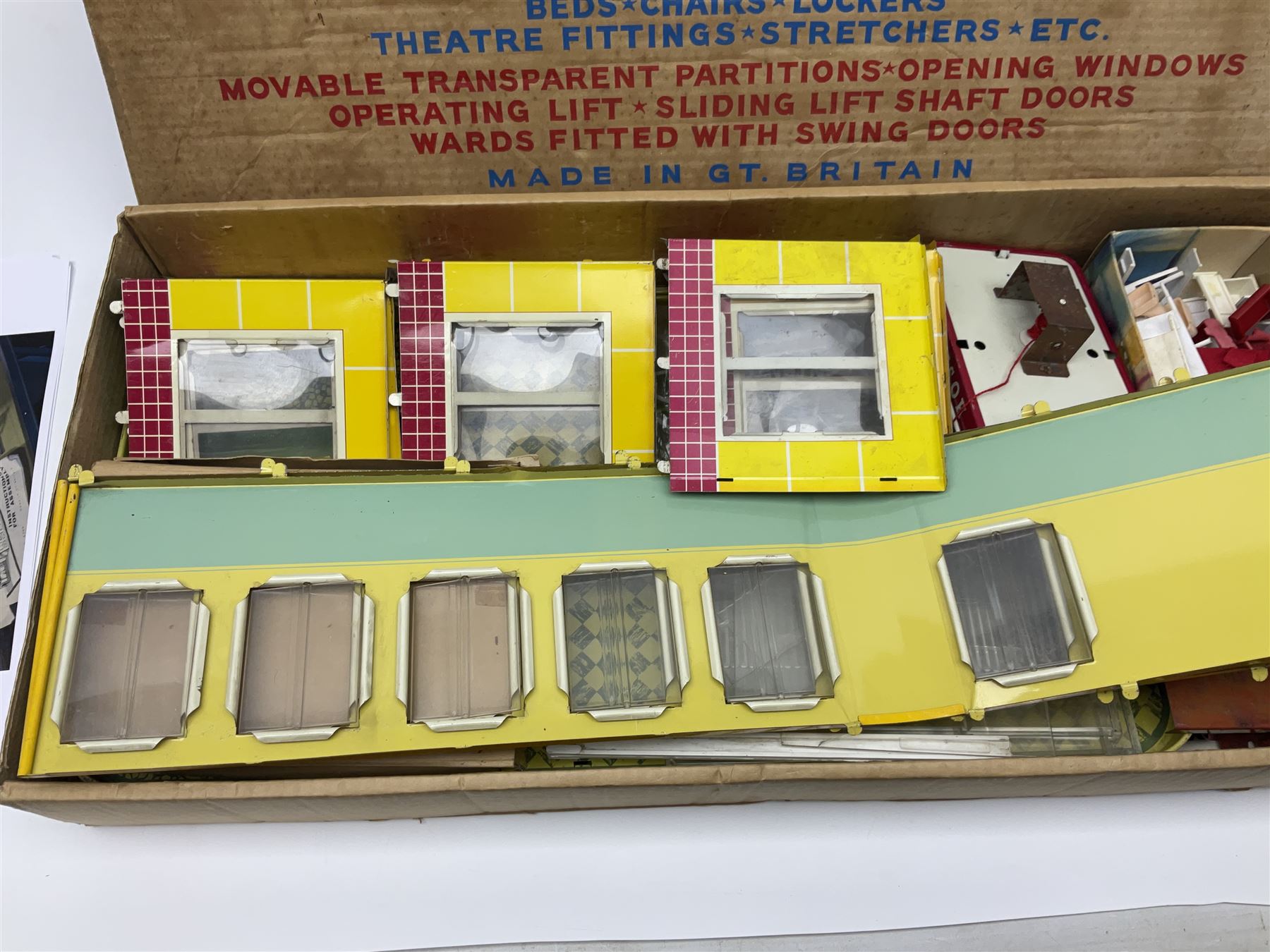 Late 1950s/early 1960s Mettoy tin-plate Emergency Ward 10 hospital set from the TV series - Image 8 of 10