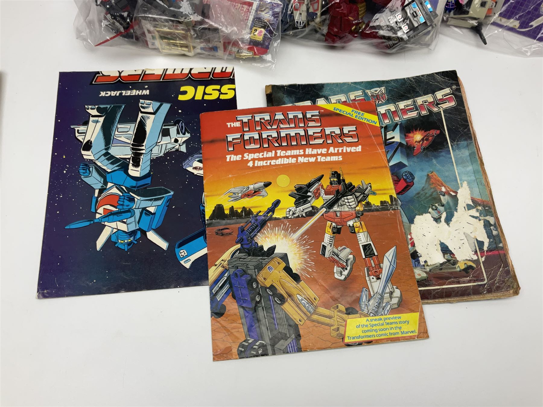 Four 1980sTransformer G1 - Optimus Prime 1984; DinoBot Sludge (Diplodocus) 1984; Cyclonus 1986; and - Image 4 of 13