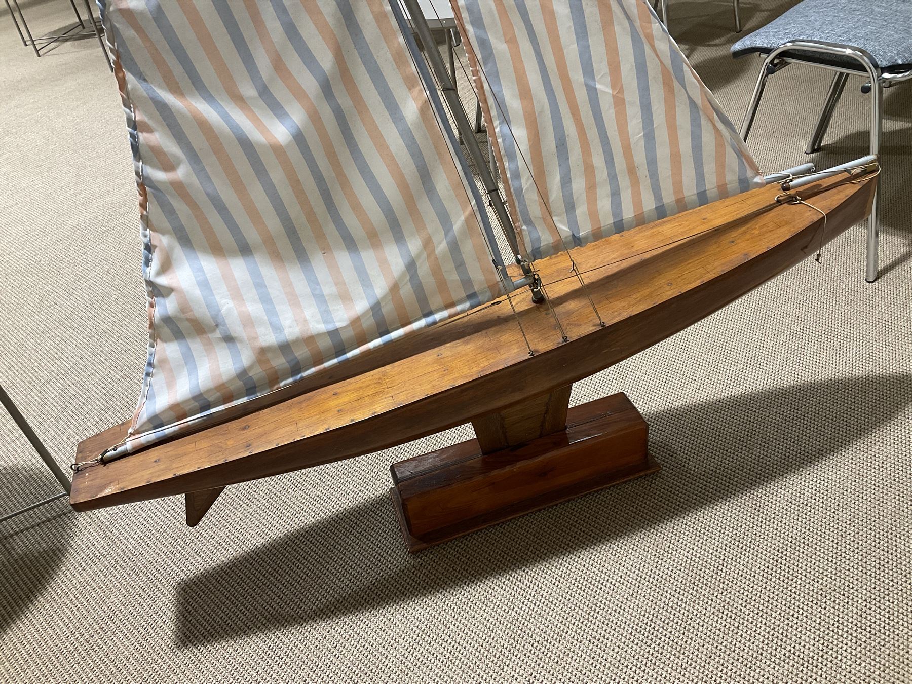 Large pond yacht with simulated planked mahogany deck - Image 8 of 12