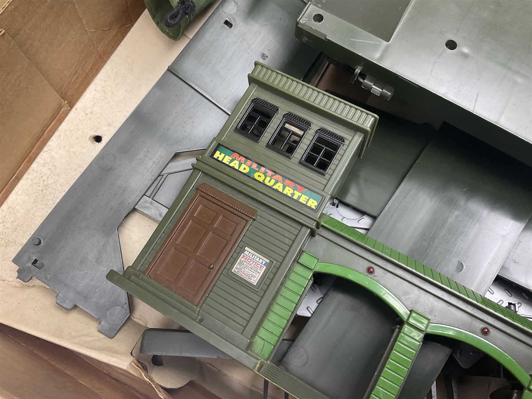 Palitoy Action Man - Trailer with drop down tailboard and easy to assemble canopy; and 105mm Light G - Image 3 of 11