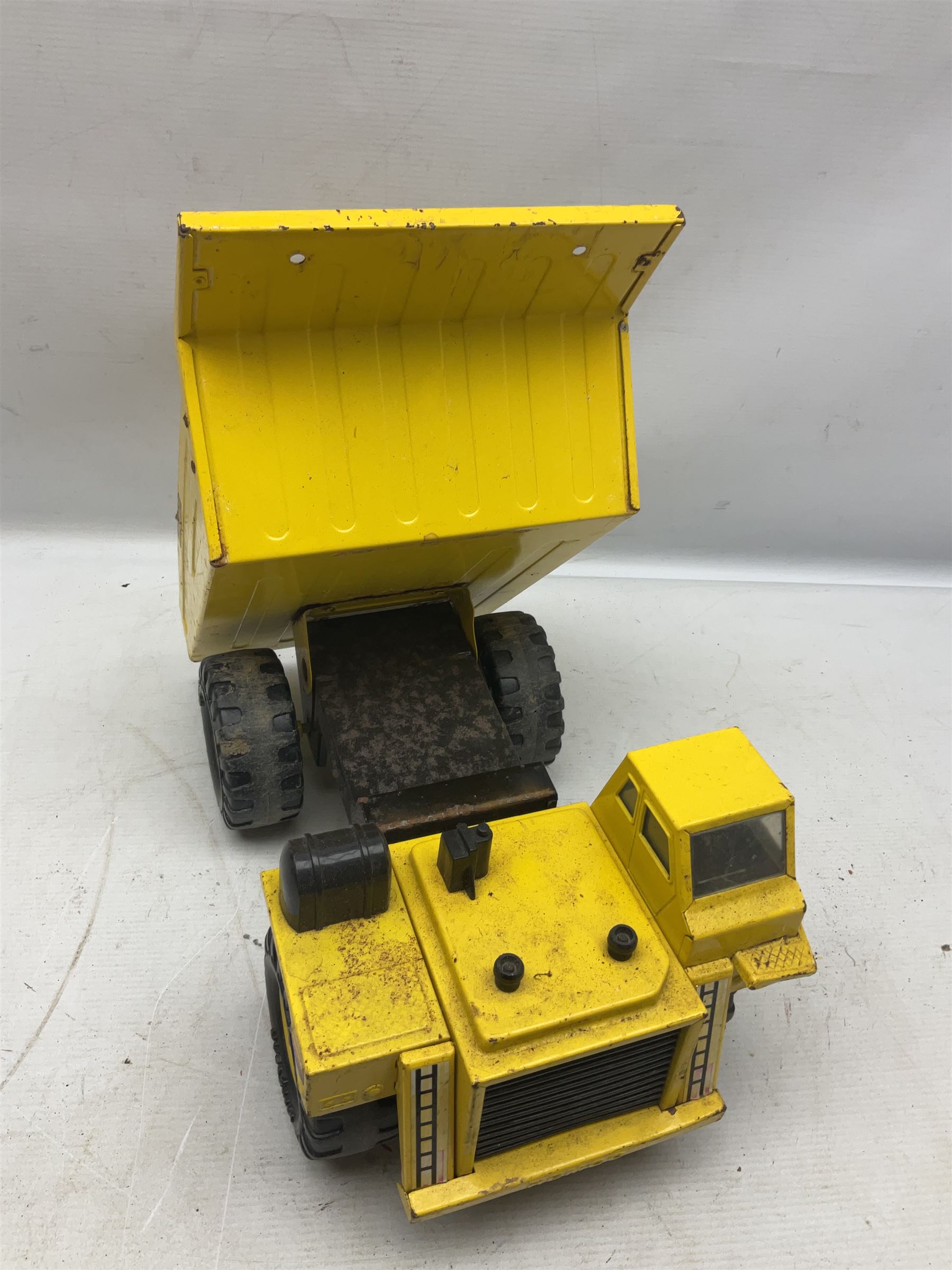 Tonka - five large scale pressed steel vehicles comprising Cement Mixer - Image 15 of 17