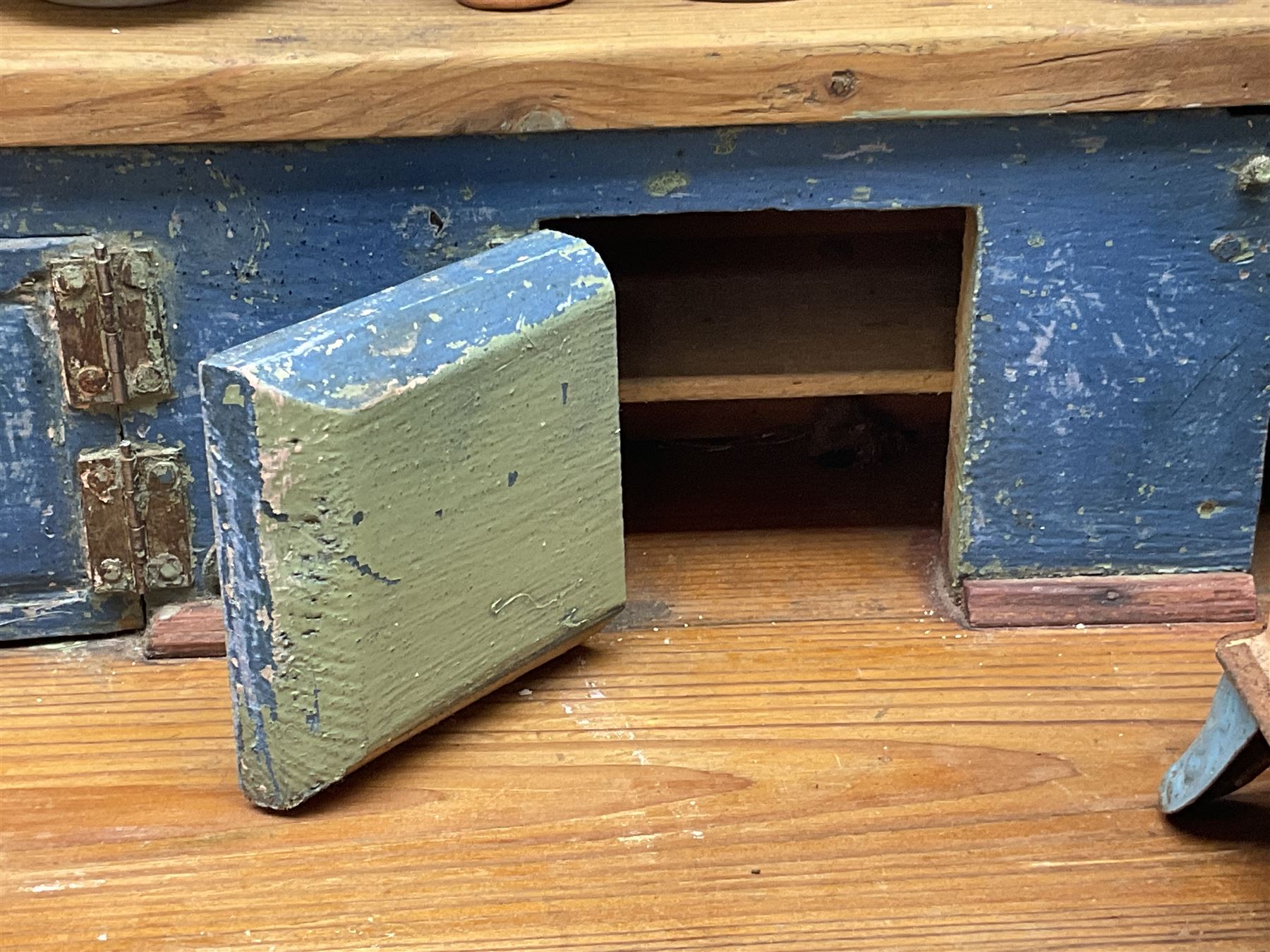 Late Victorian German white and blue painted pine diorama of a kitchen interior - Image 6 of 12