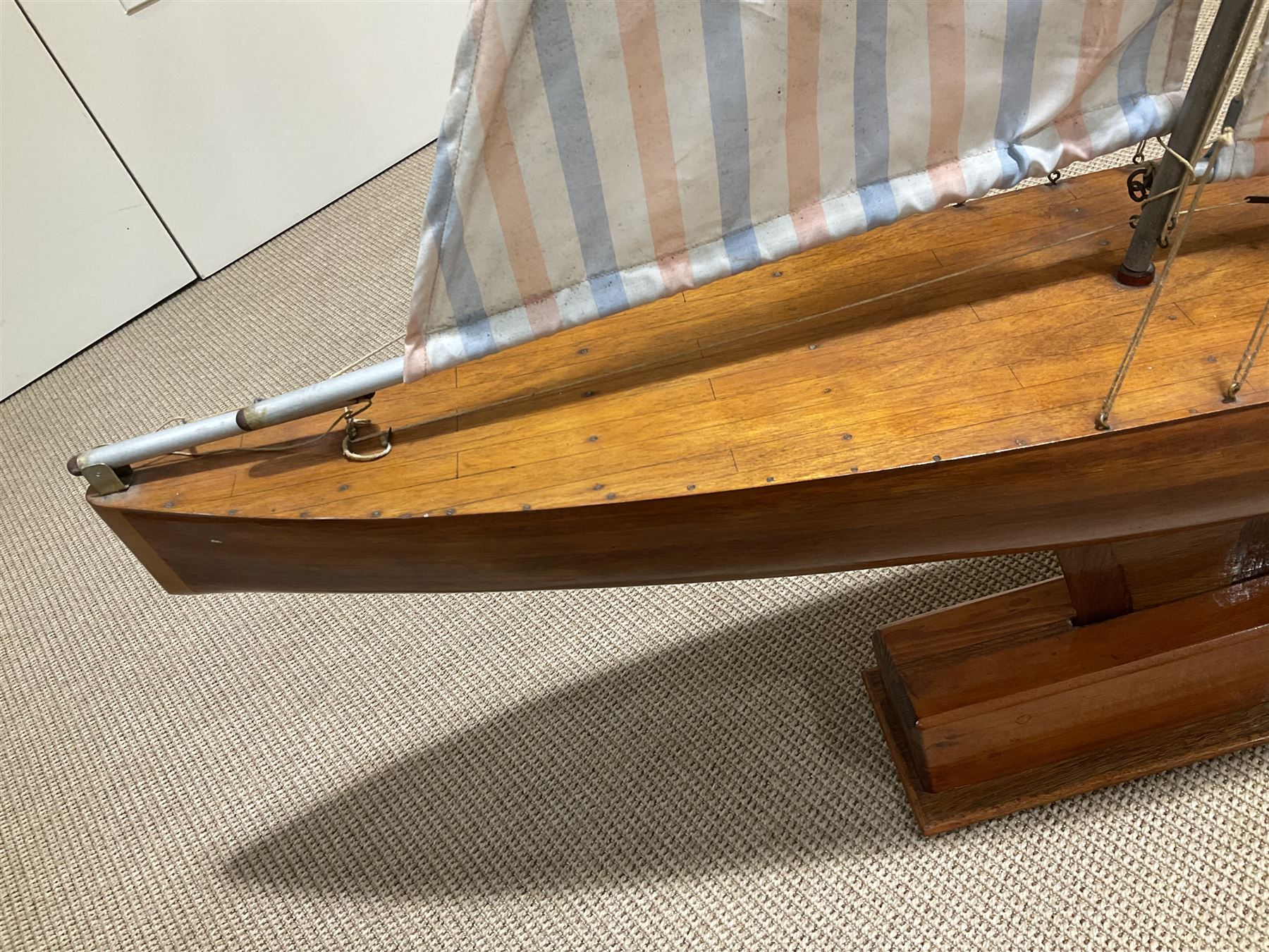 Large pond yacht with simulated planked mahogany deck - Image 5 of 12