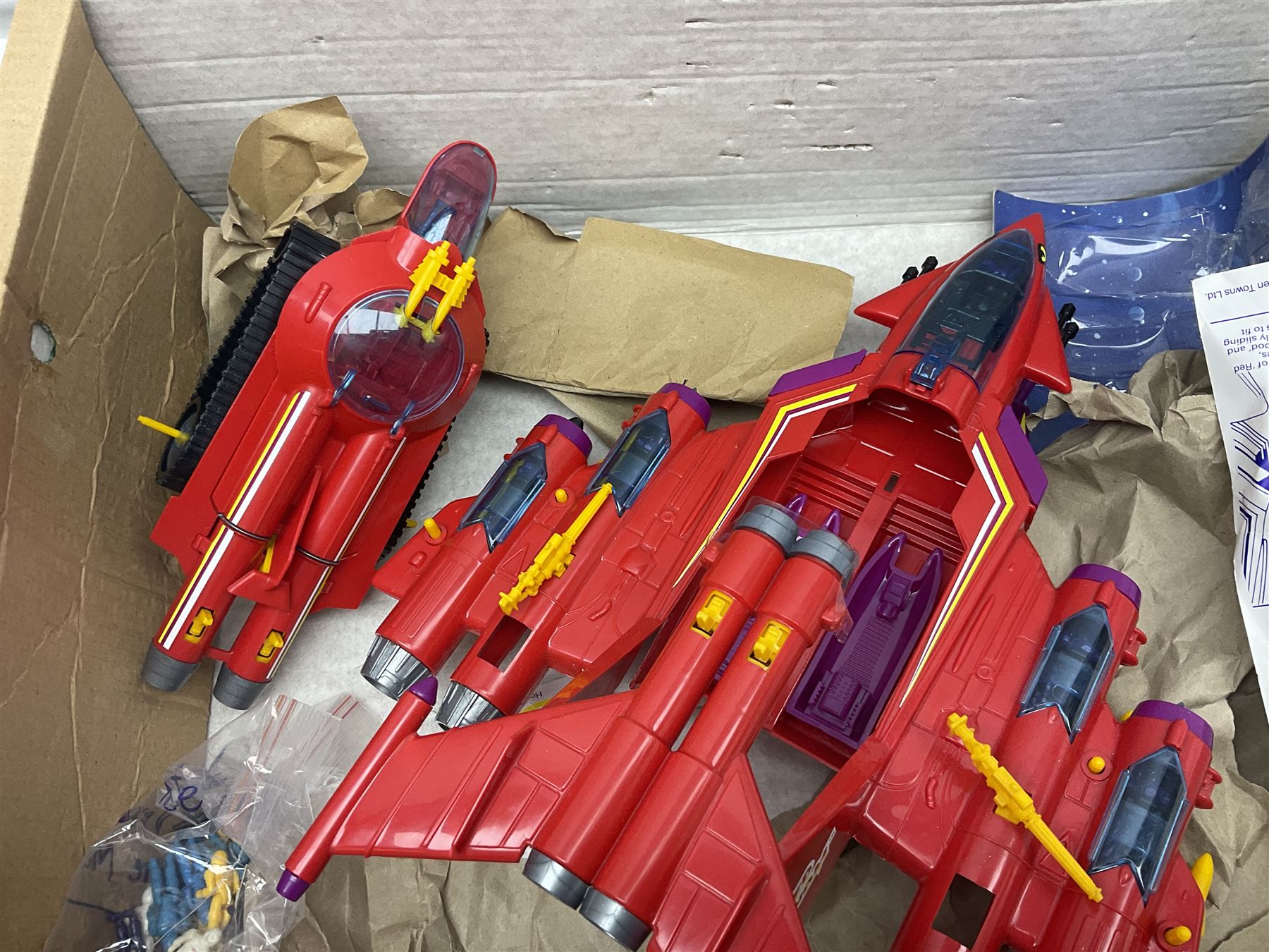 Two 1980s Bluebird Manta Force spaceship playsets - Red Venom and Entire Space Battle Force in one G - Image 4 of 11