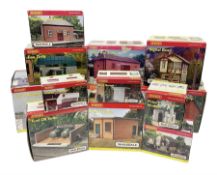 Hornby '00' gauge - thirteen Skaledale trackside buildings/accessories including R8737 Small Gashold