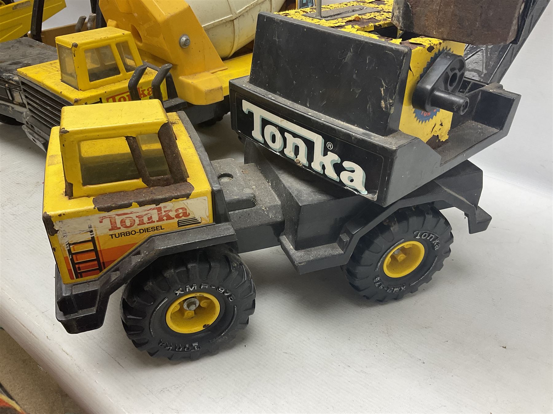 Tonka - five large scale pressed steel vehicles comprising Cement Mixer - Image 4 of 17