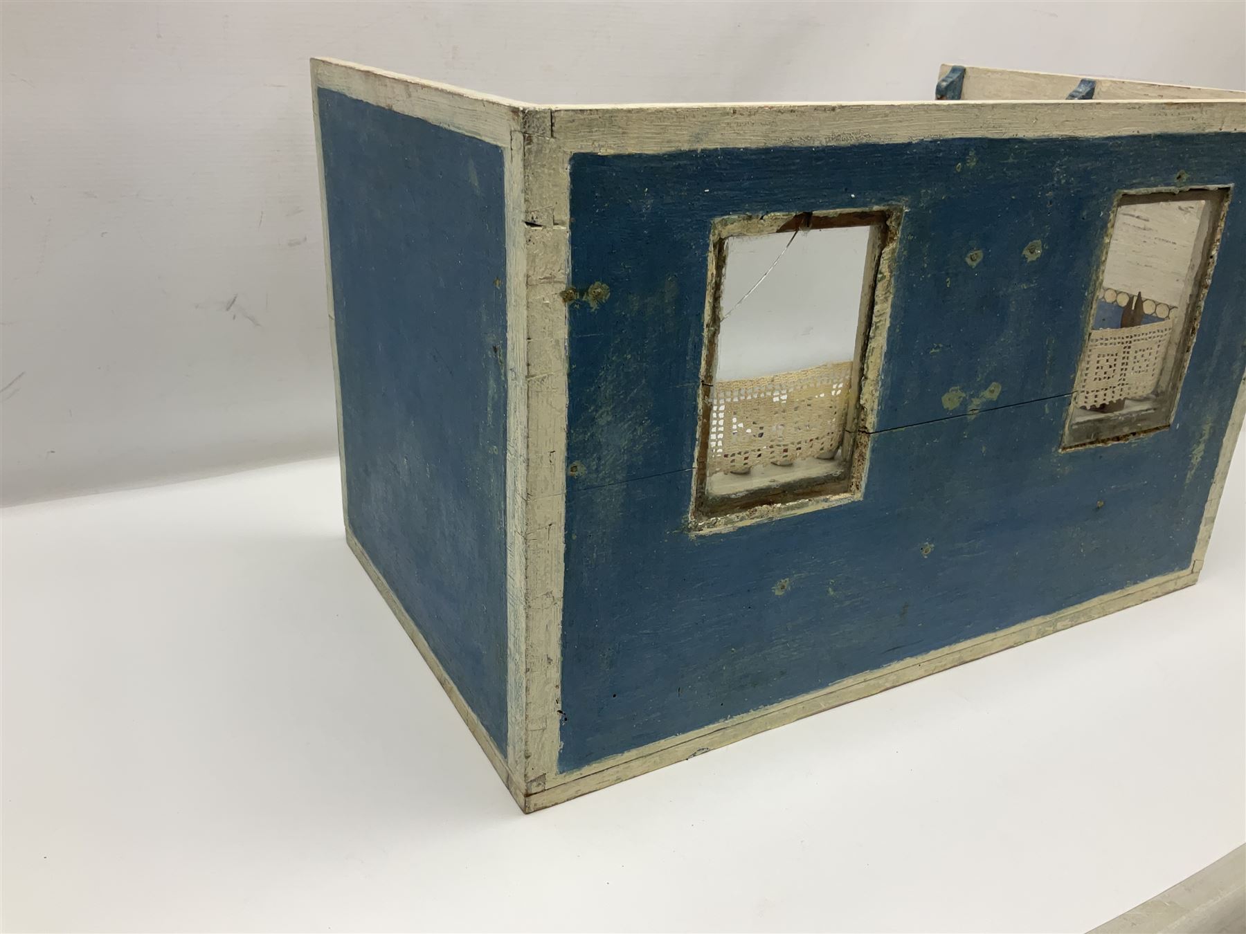 Late Victorian German white and blue painted pine diorama of a kitchen interior - Image 8 of 12